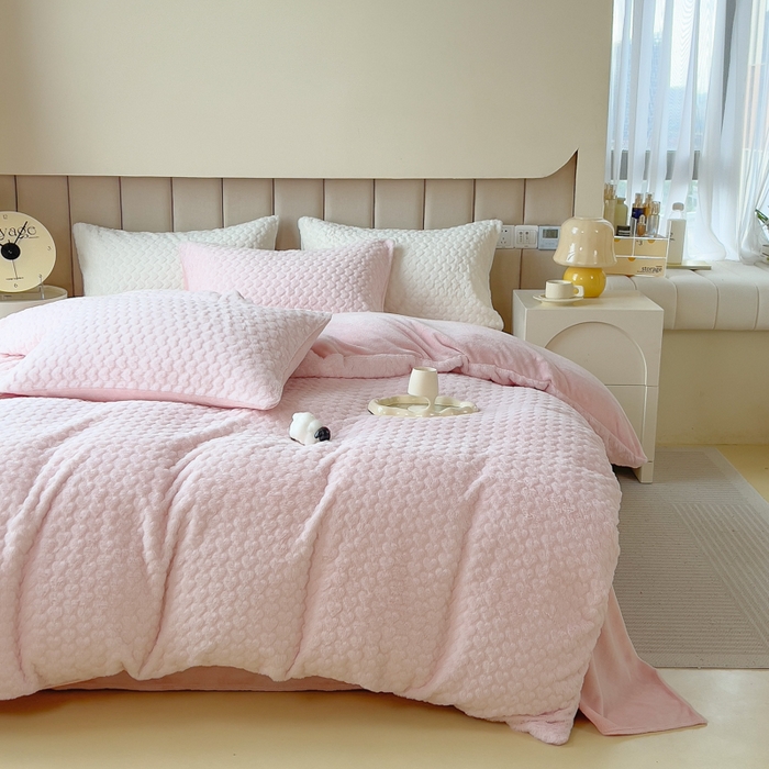 91家纺网 家纺一手货源 找家纺 印季家纺 2025新款爱心款压花兔毛绒四件套 少女粉