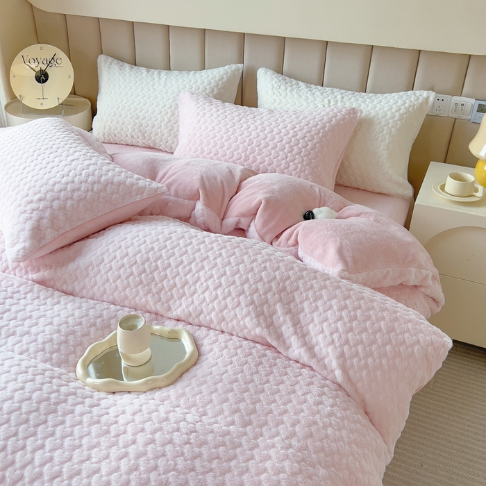 91家纺网 家纺一手货源 找家纺 印季家纺 2025新款爱心款压花兔毛绒四件套 少女粉