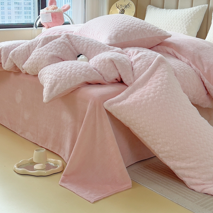 91家纺网 家纺一手货源 找家纺 印季家纺 2025新款爱心款压花兔毛绒四件套 少女粉