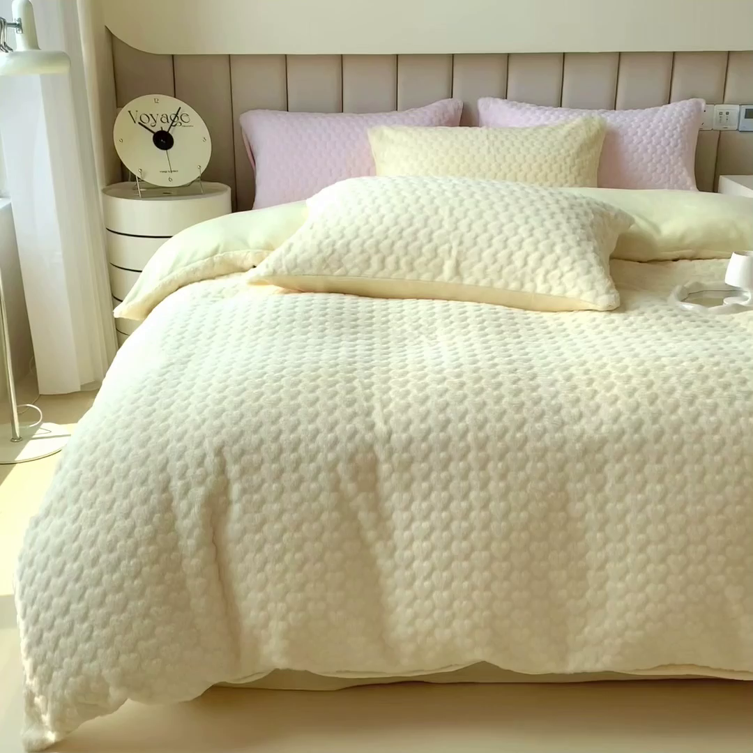 91家纺网 家纺一手货源 找家纺 印季家纺 2025新款爱心款压花兔毛绒四件套 鹅黄