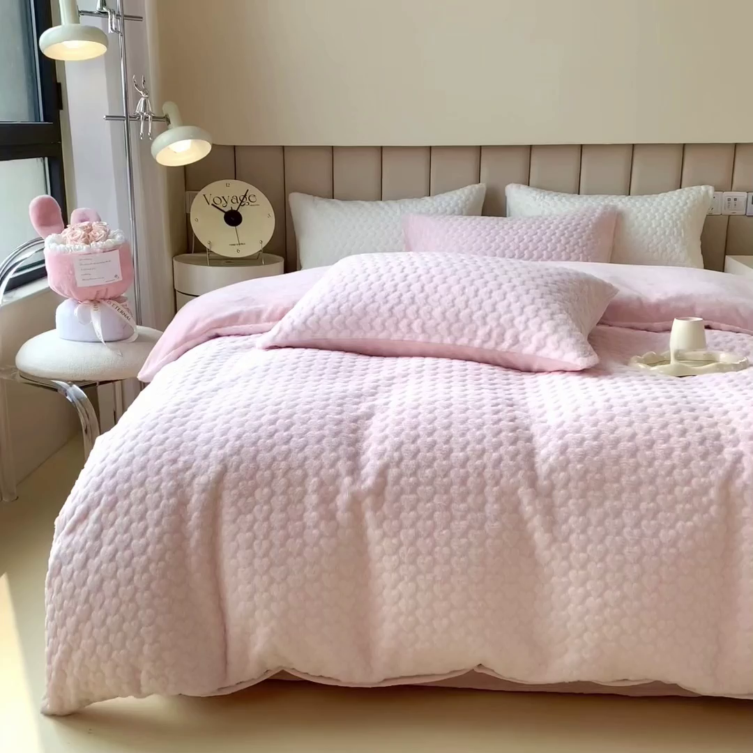 91家纺网 家纺一手货源 找家纺 印季家纺 2025新款爱心款压花兔毛绒四件套 少女粉