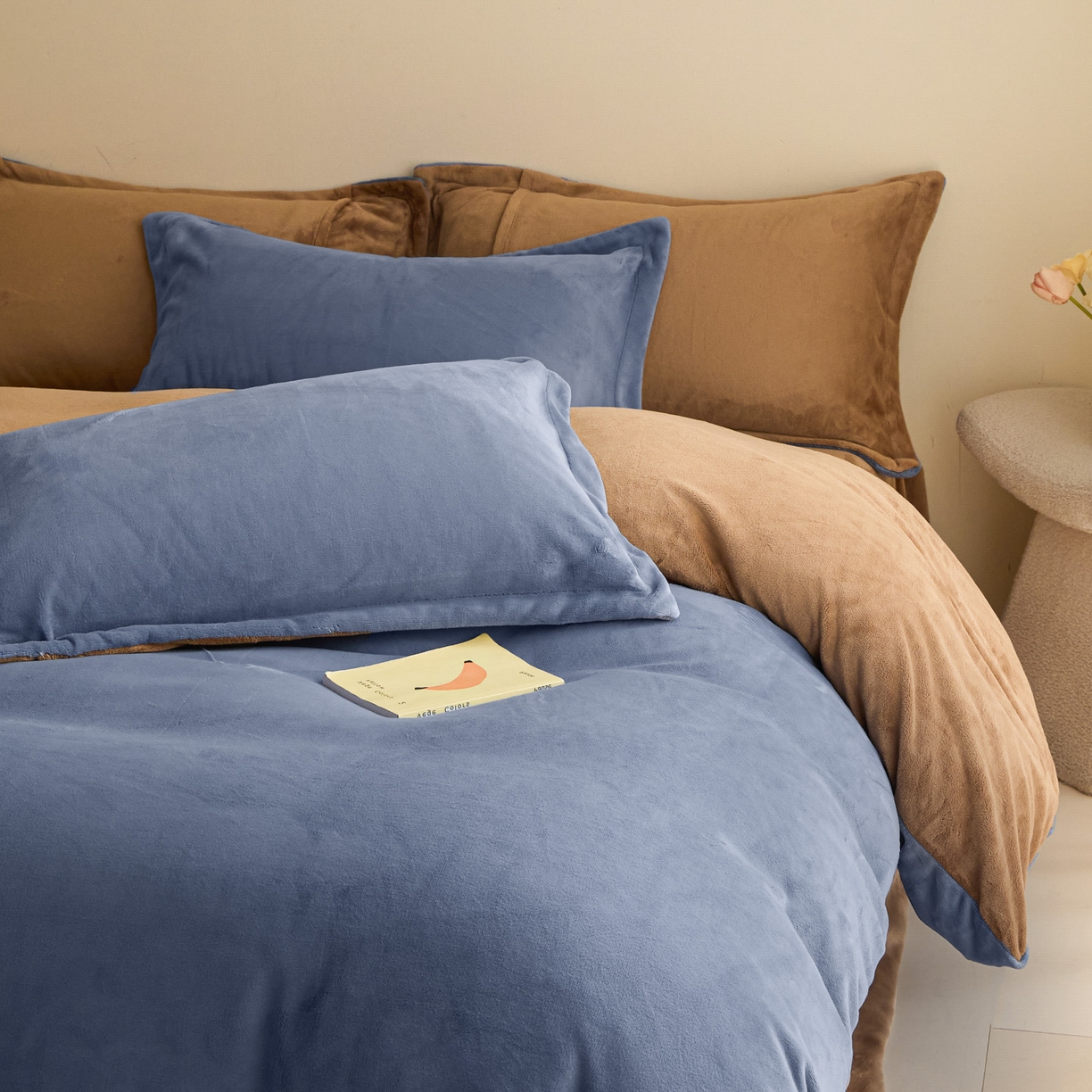 91家纺网 家纺一手货源 找家纺 鑫琪莱家纺 2025新款高克重牛奶绒双拼四件套 风暴蓝奶咖