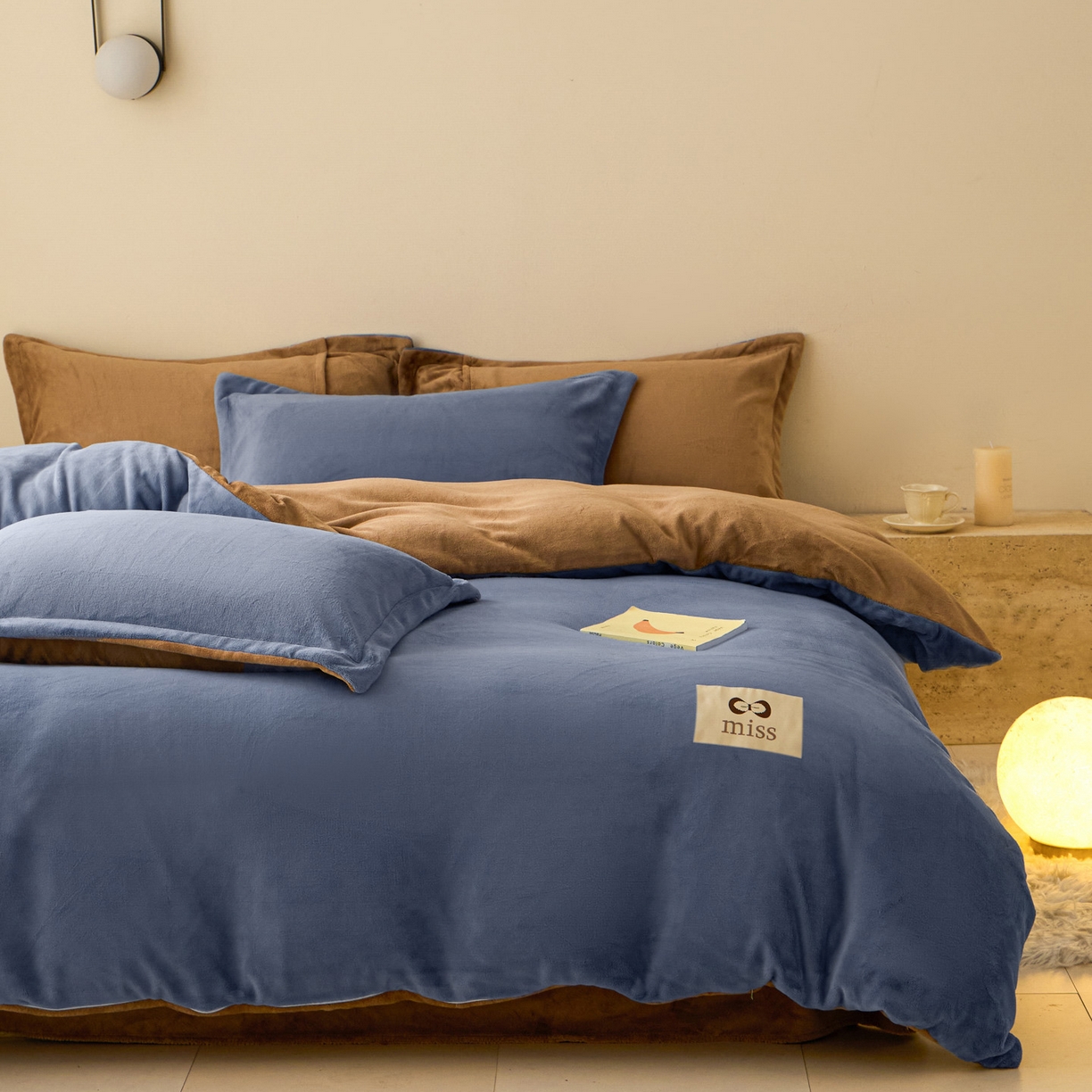 91家纺网 家纺一手货源 找家纺 鑫琪莱家纺 2025新款高克重牛奶绒双拼四件套 风暴蓝奶咖