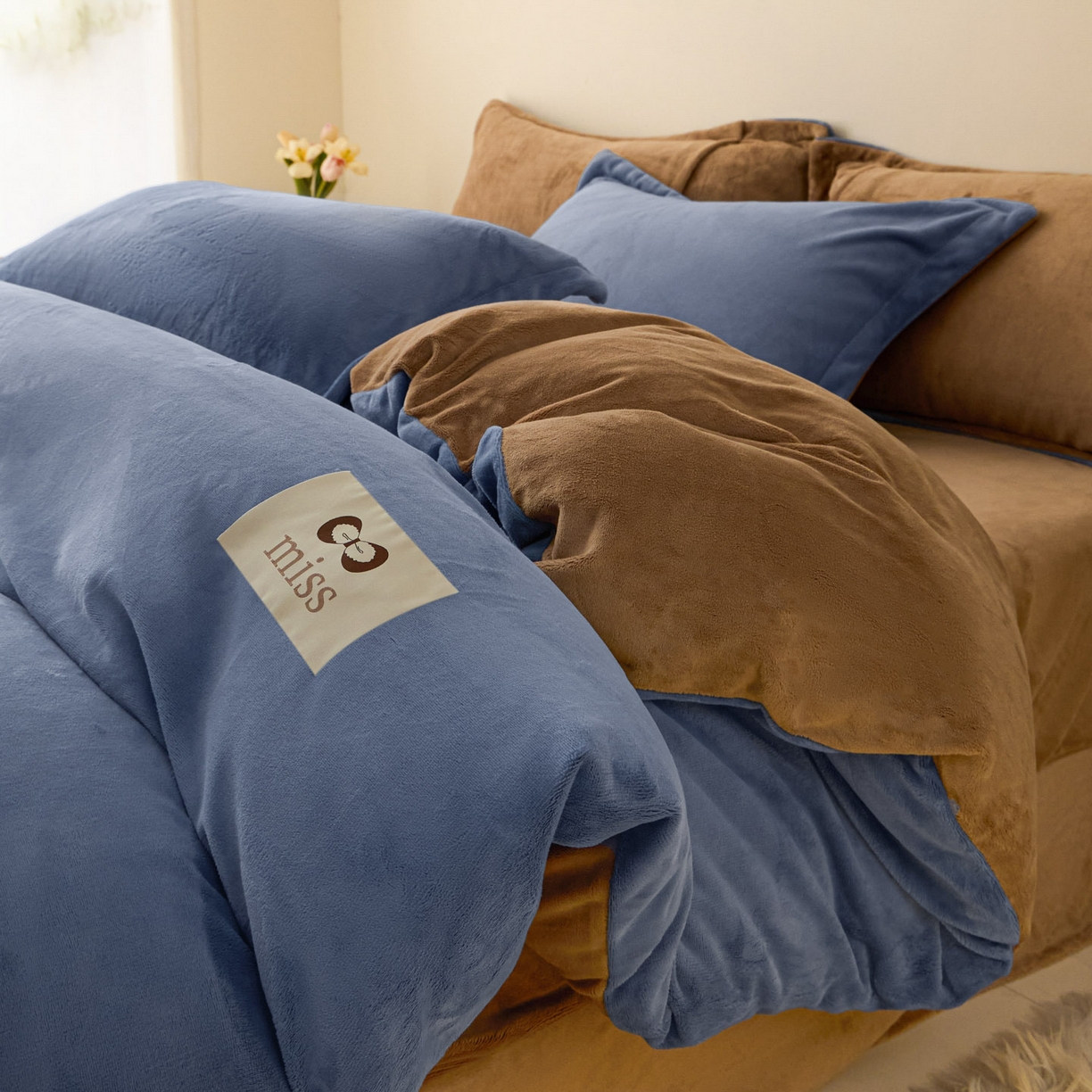 91家纺网 家纺一手货源 找家纺 鑫琪莱家纺 2025新款高克重牛奶绒双拼四件套 风暴蓝奶咖