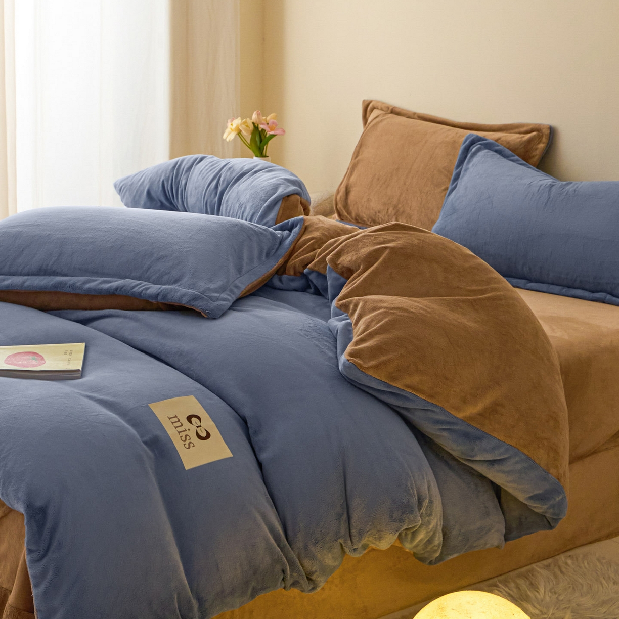 91家纺网 家纺一手货源 找家纺 鑫琪莱家纺 2025新款高克重牛奶绒双拼四件套 风暴蓝奶咖