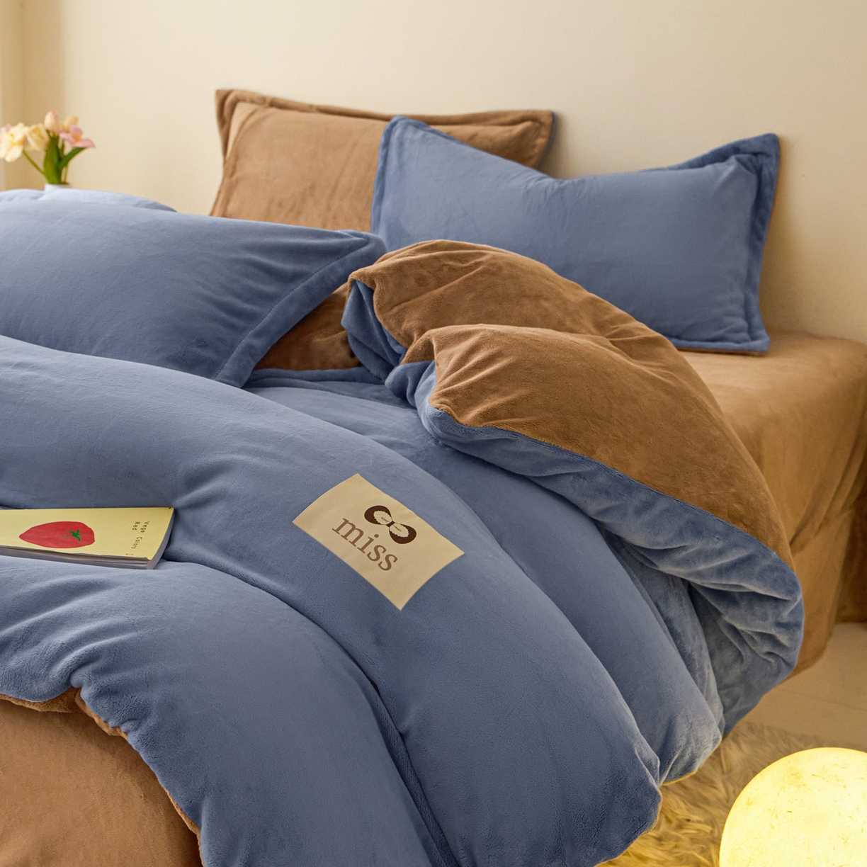 91家纺网 家纺一手货源 找家纺 鑫琪莱家纺 2025新款高克重牛奶绒双拼四件套 风暴蓝奶咖