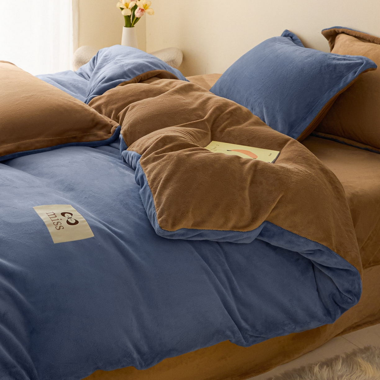 91家纺网 家纺一手货源 找家纺 鑫琪莱家纺 2025新款高克重牛奶绒双拼四件套 风暴蓝奶咖