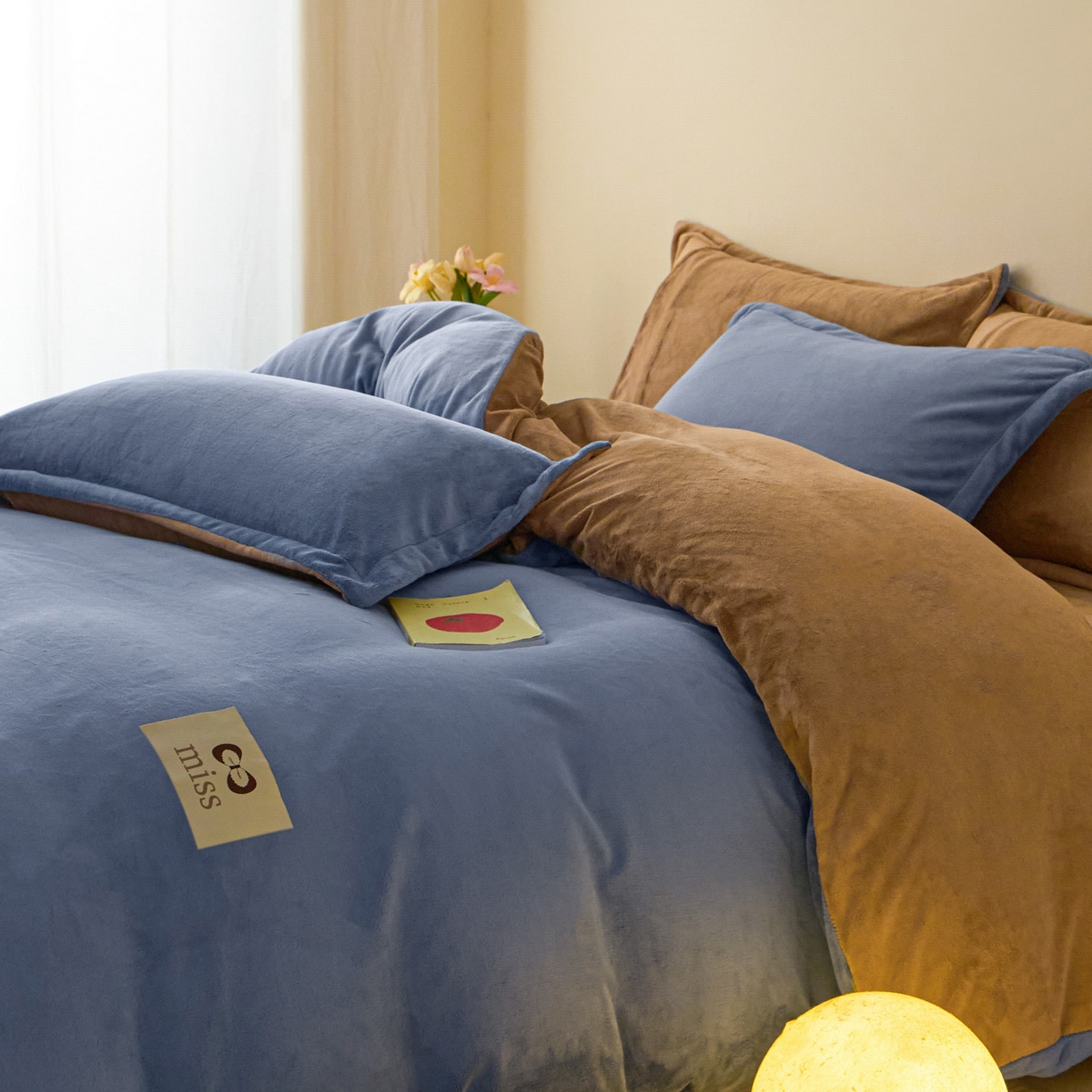 91家纺网 家纺一手货源 找家纺 鑫琪莱家纺 2025新款高克重牛奶绒双拼四件套 风暴蓝奶咖