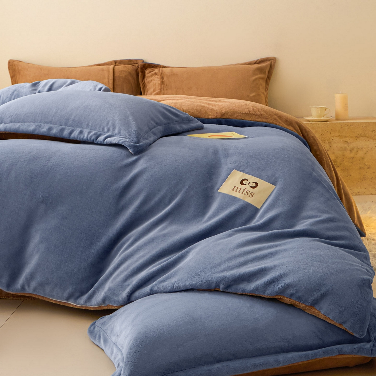 91家纺网 家纺一手货源 找家纺 鑫琪莱家纺 2025新款高克重牛奶绒双拼四件套 风暴蓝奶咖