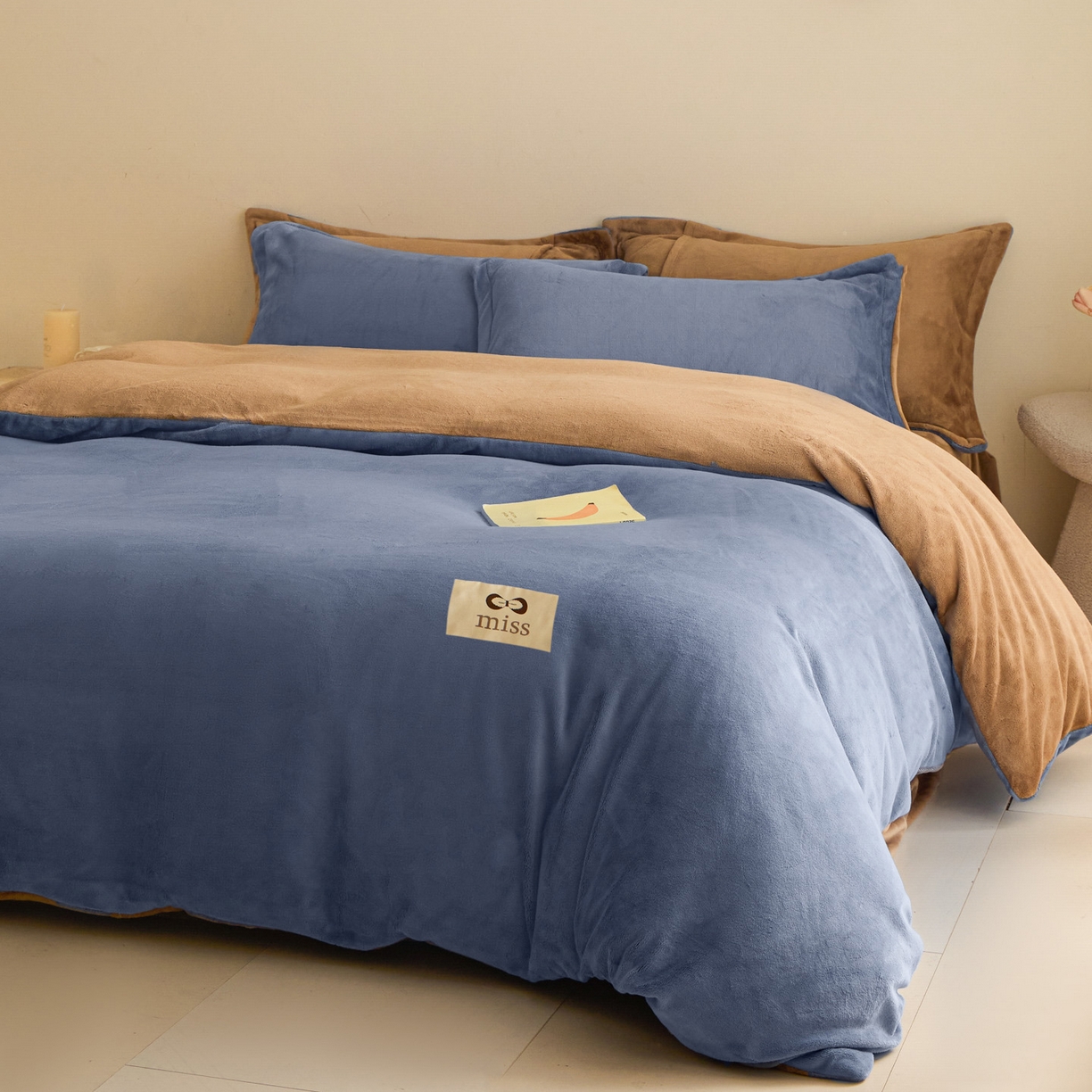 91家纺网 家纺一手货源 找家纺 鑫琪莱家纺 2025新款高克重牛奶绒双拼四件套 风暴蓝奶咖