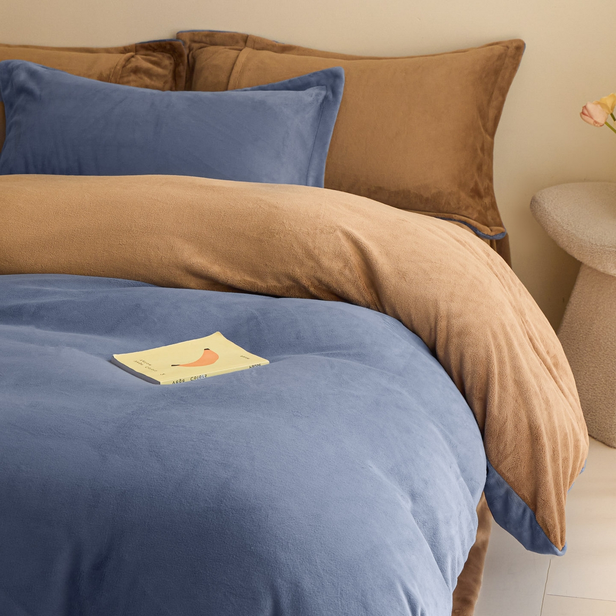 91家纺网 家纺一手货源 找家纺 鑫琪莱家纺 2025新款高克重牛奶绒双拼四件套 风暴蓝奶咖