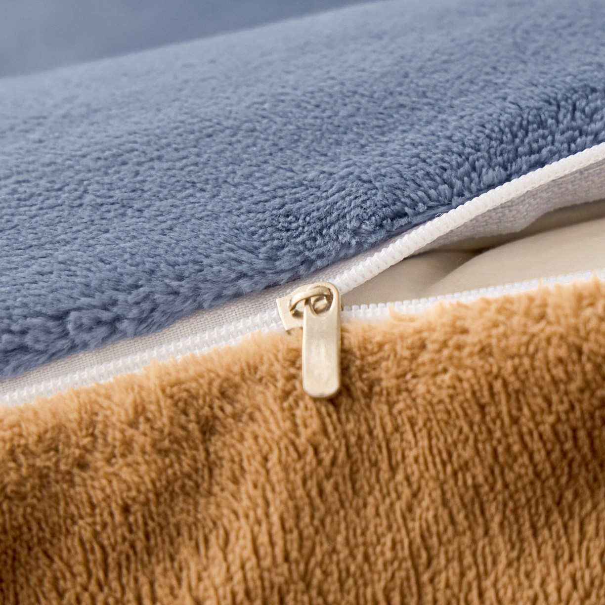 91家纺网 家纺一手货源 找家纺 鑫琪莱家纺 2025新款高克重牛奶绒双拼四件套 风暴蓝奶咖