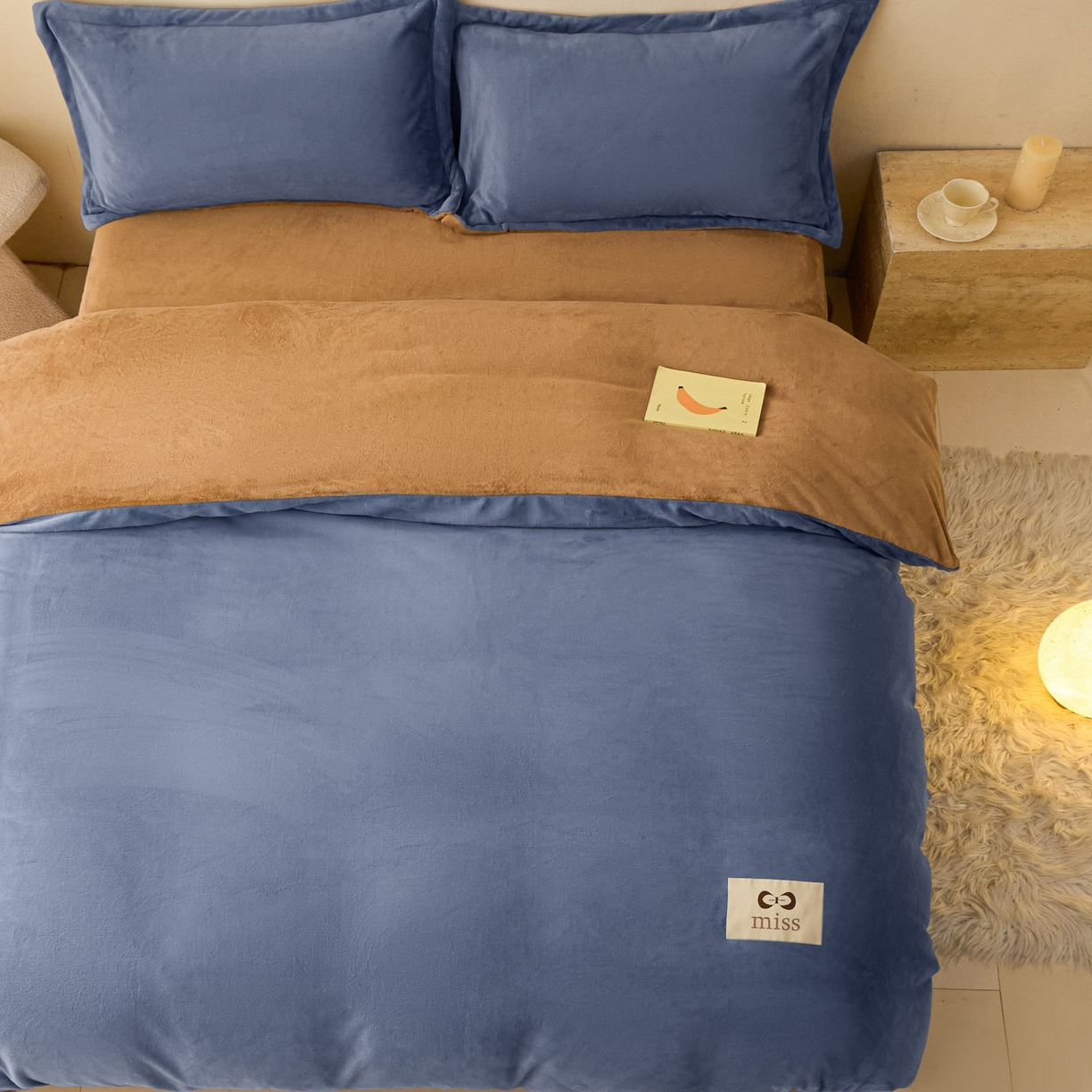 91家纺网 家纺一手货源 找家纺 鑫琪莱家纺 2025新款高克重牛奶绒双拼四件套 风暴蓝奶咖