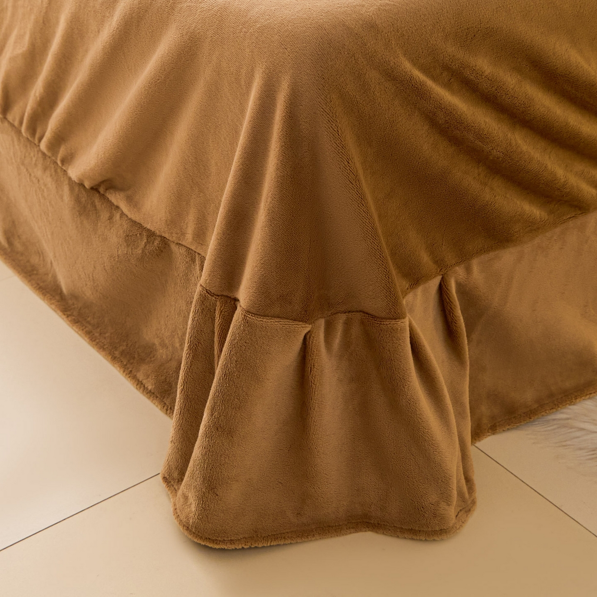 91家纺网 家纺一手货源 找家纺 鑫琪莱家纺 2025新款高克重牛奶绒双拼四件套 风暴蓝奶咖