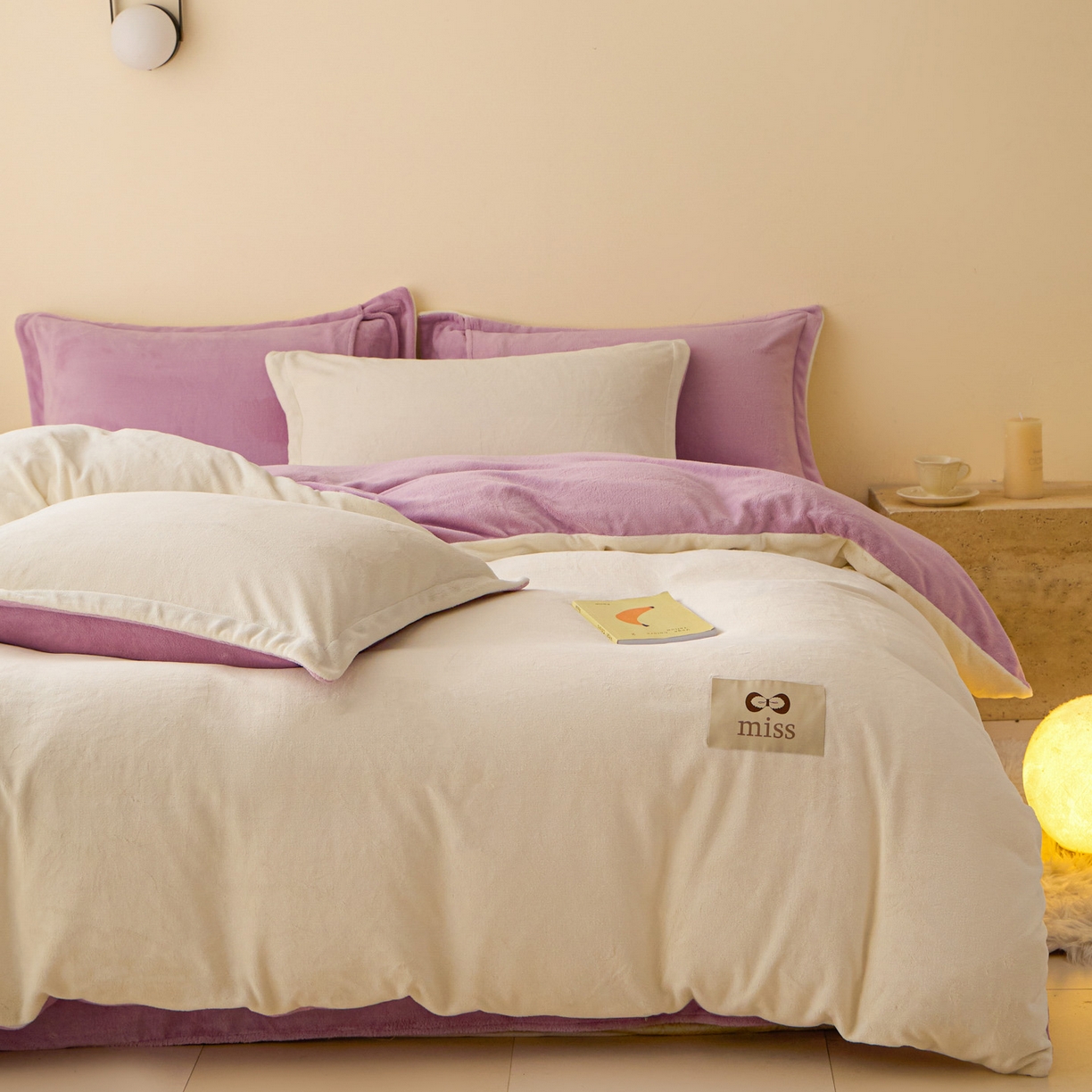 91家纺网 家纺一手货源 找家纺 鑫琪莱家纺 2025新款高克重牛奶绒双拼四件套 银鱼白丁香紫