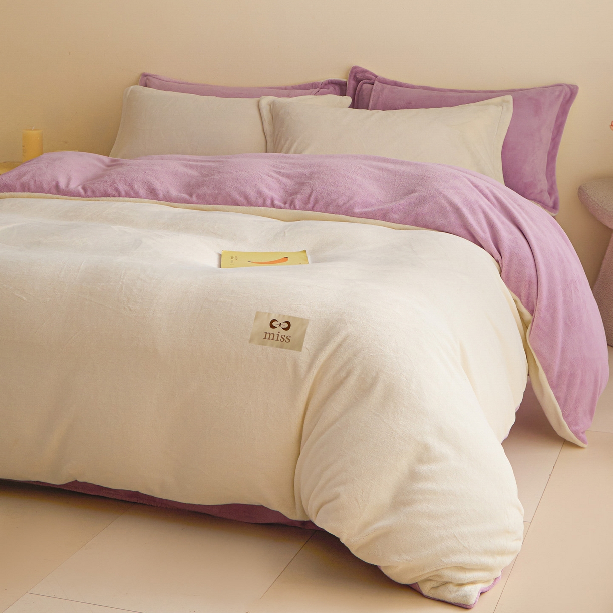 91家纺网 家纺一手货源 找家纺 鑫琪莱家纺 2025新款高克重牛奶绒双拼四件套 银鱼白丁香紫