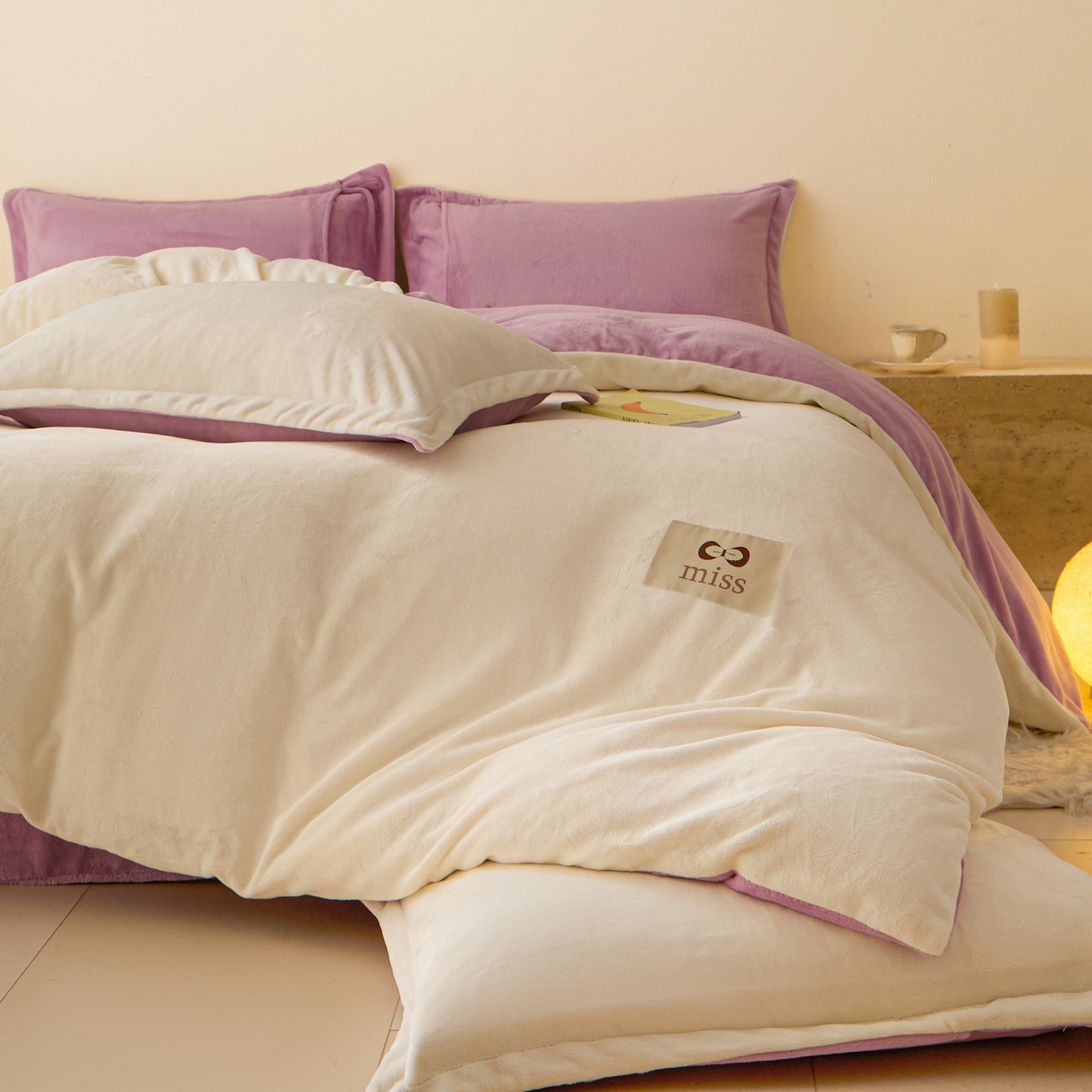 91家纺网 家纺一手货源 找家纺 鑫琪莱家纺 2025新款高克重牛奶绒双拼四件套 银鱼白丁香紫