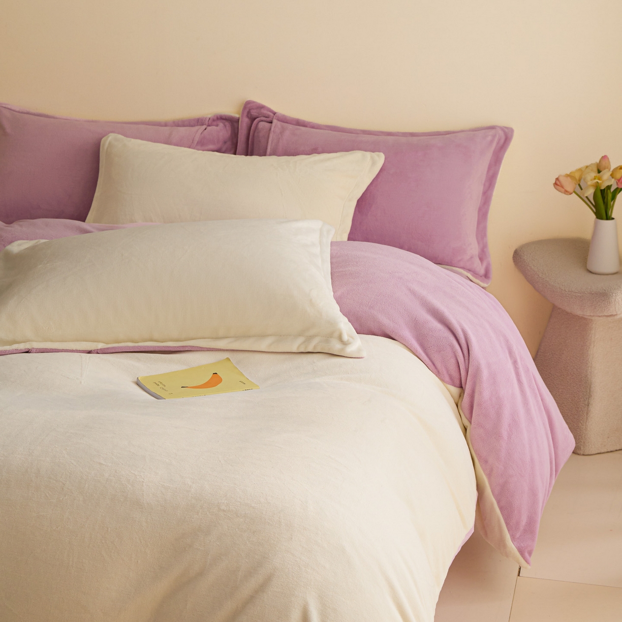 91家纺网 家纺一手货源 找家纺 鑫琪莱家纺 2025新款高克重牛奶绒双拼四件套 银鱼白丁香紫