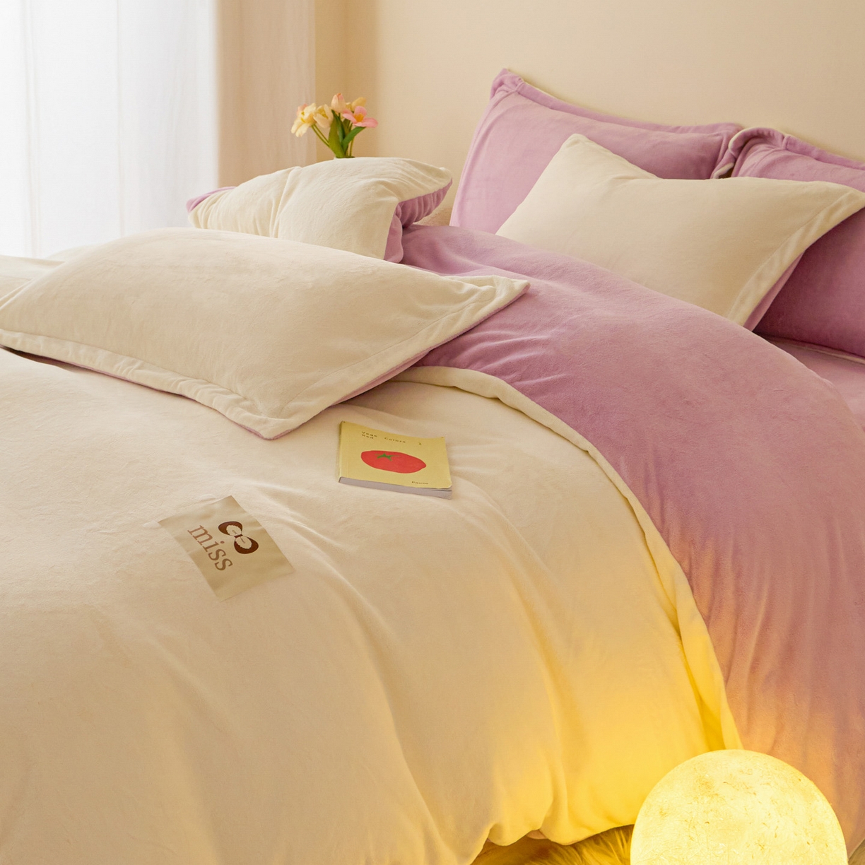 91家纺网 家纺一手货源 找家纺 鑫琪莱家纺 2025新款高克重牛奶绒双拼四件套 银鱼白丁香紫