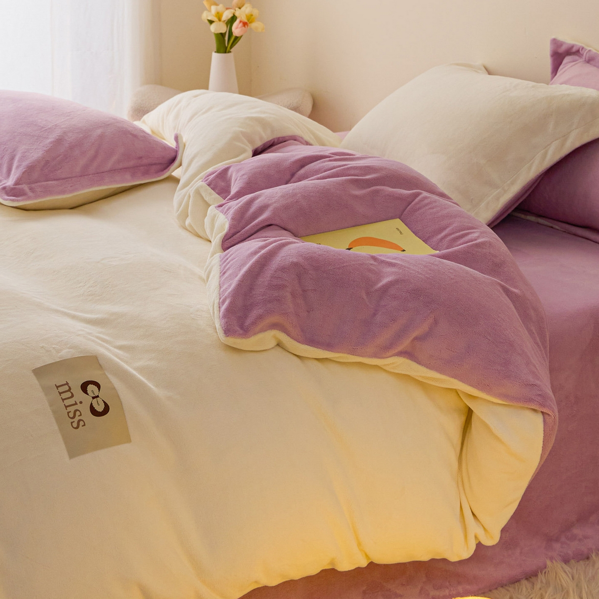 91家纺网 家纺一手货源 找家纺 鑫琪莱家纺 2025新款高克重牛奶绒双拼四件套 银鱼白丁香紫