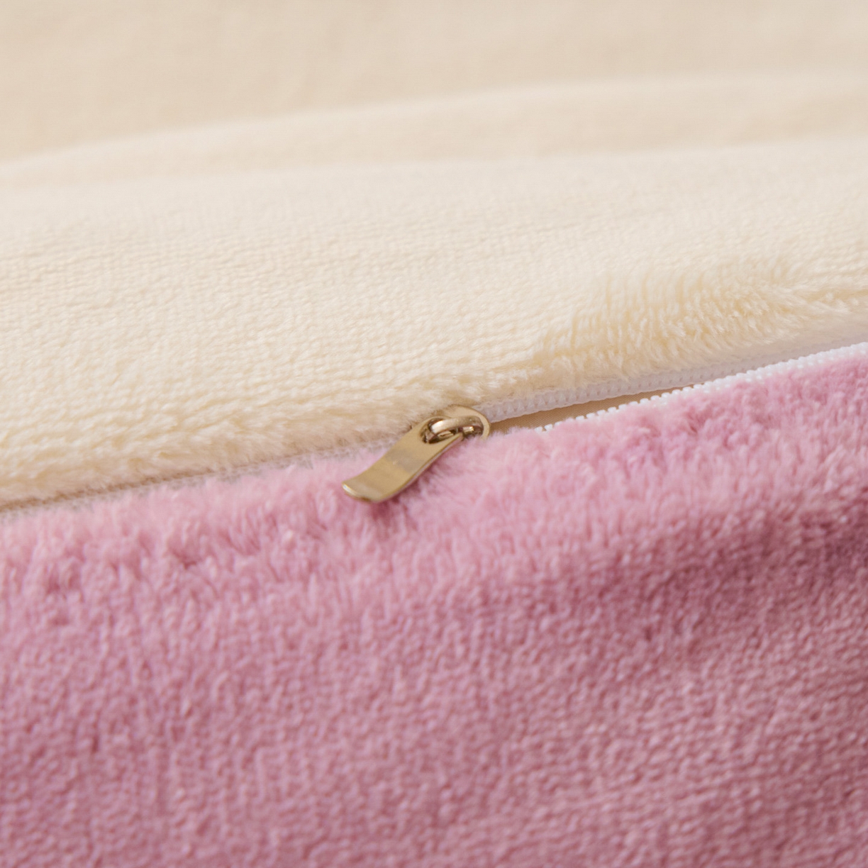 91家纺网 家纺一手货源 找家纺 鑫琪莱家纺 2025新款高克重牛奶绒双拼四件套 银鱼白丁香紫