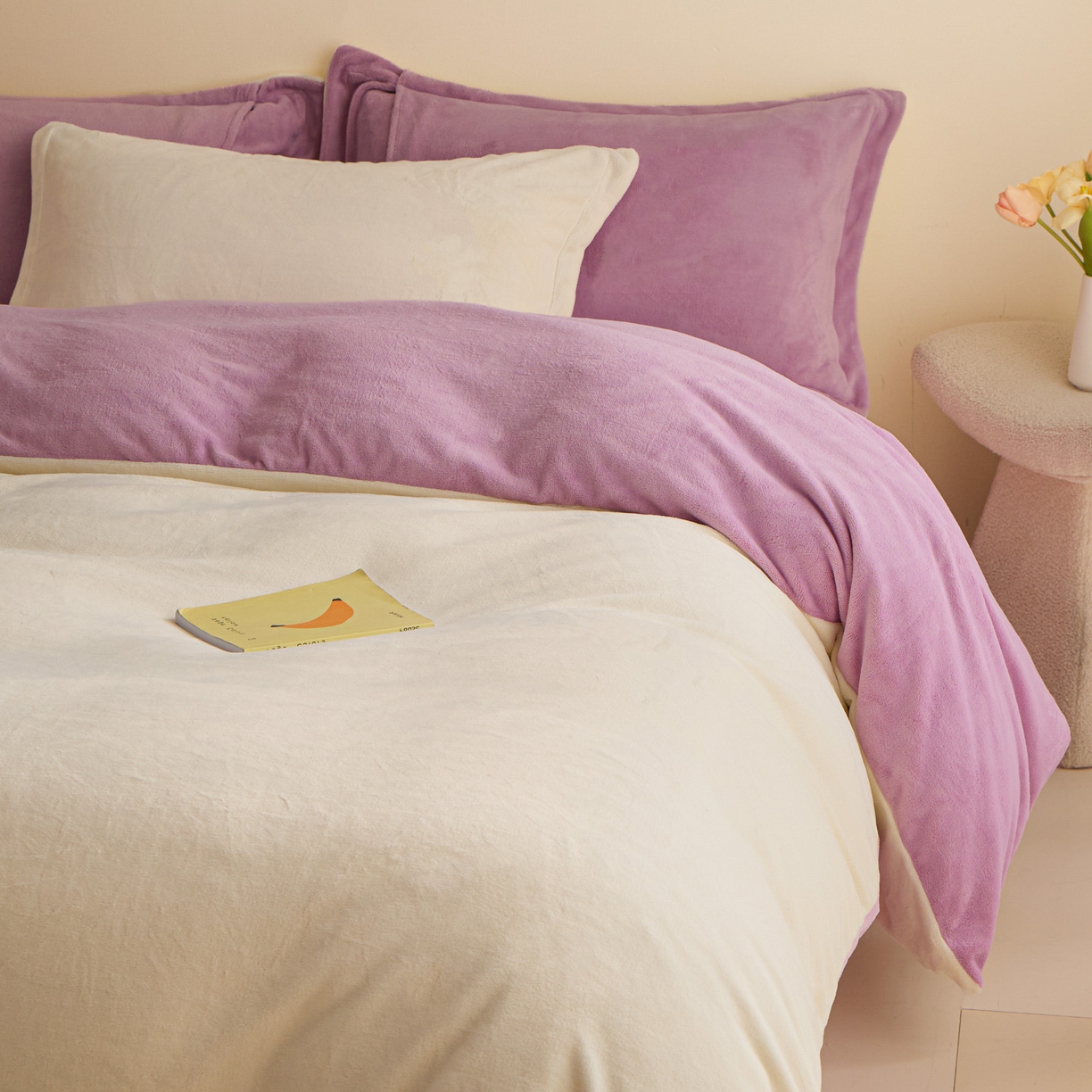 91家纺网 家纺一手货源 找家纺 鑫琪莱家纺 2025新款高克重牛奶绒双拼四件套 银鱼白丁香紫