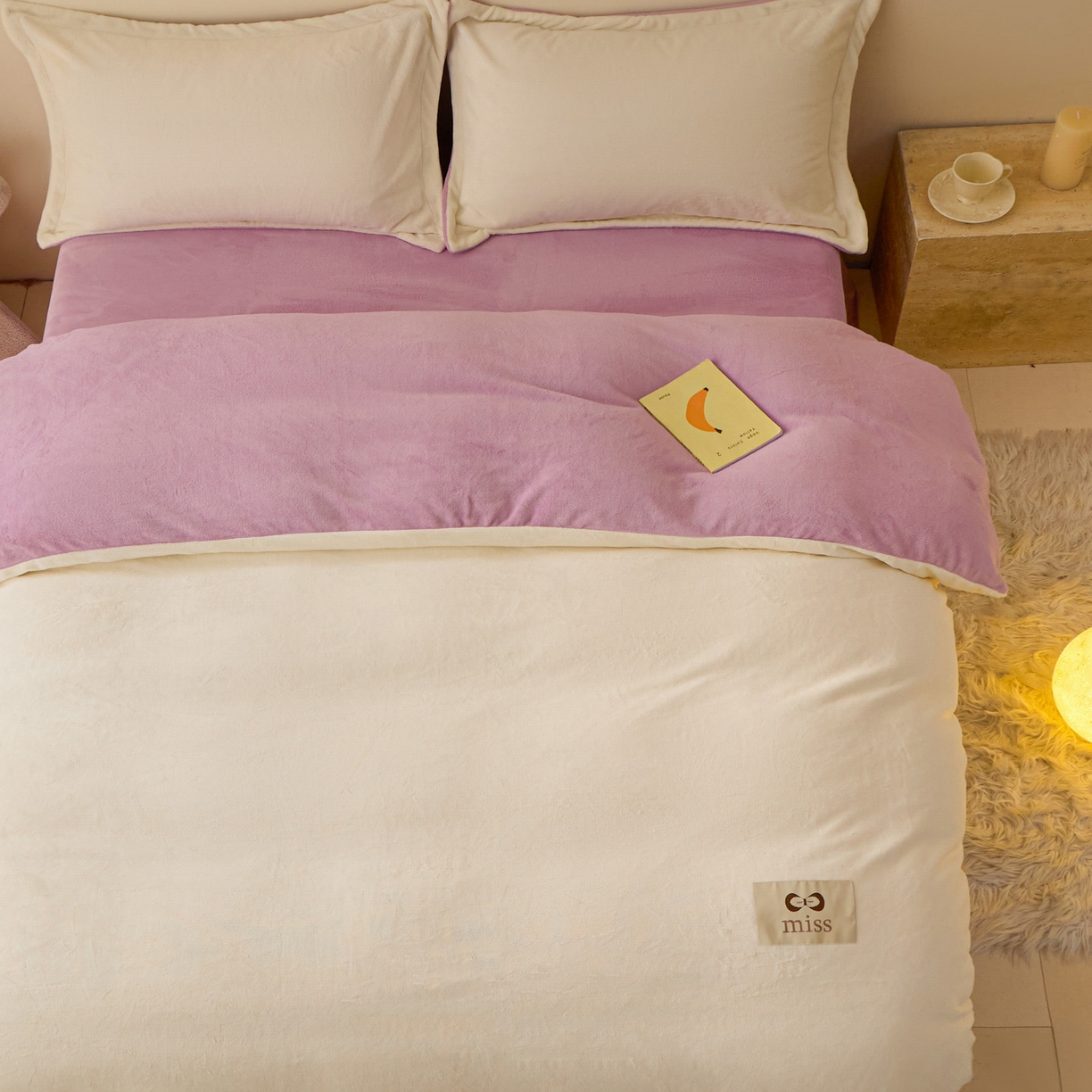 91家纺网 家纺一手货源 找家纺 鑫琪莱家纺 2025新款高克重牛奶绒双拼四件套 银鱼白丁香紫