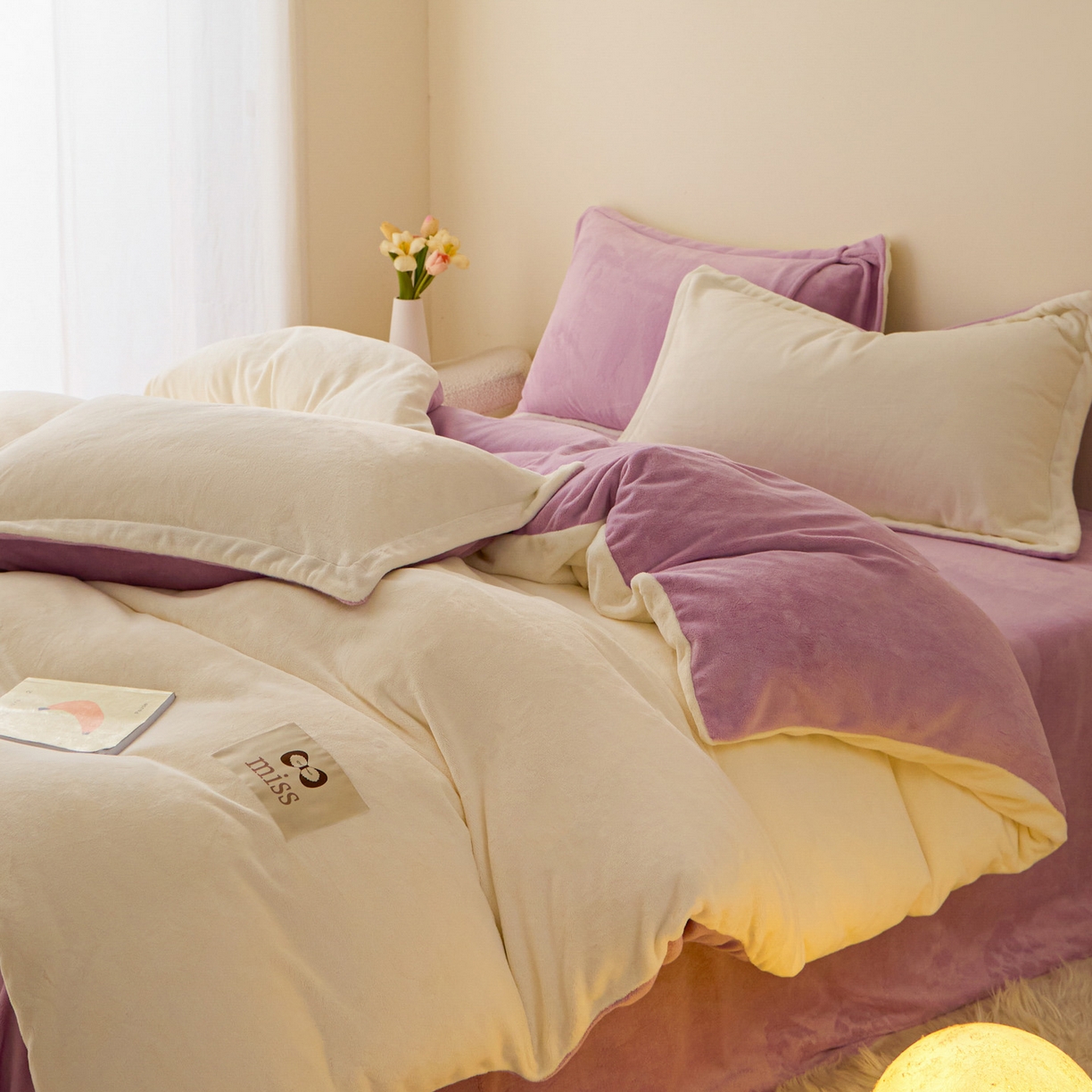 91家纺网 家纺一手货源 找家纺 鑫琪莱家纺 2025新款高克重牛奶绒双拼四件套 银鱼白丁香紫