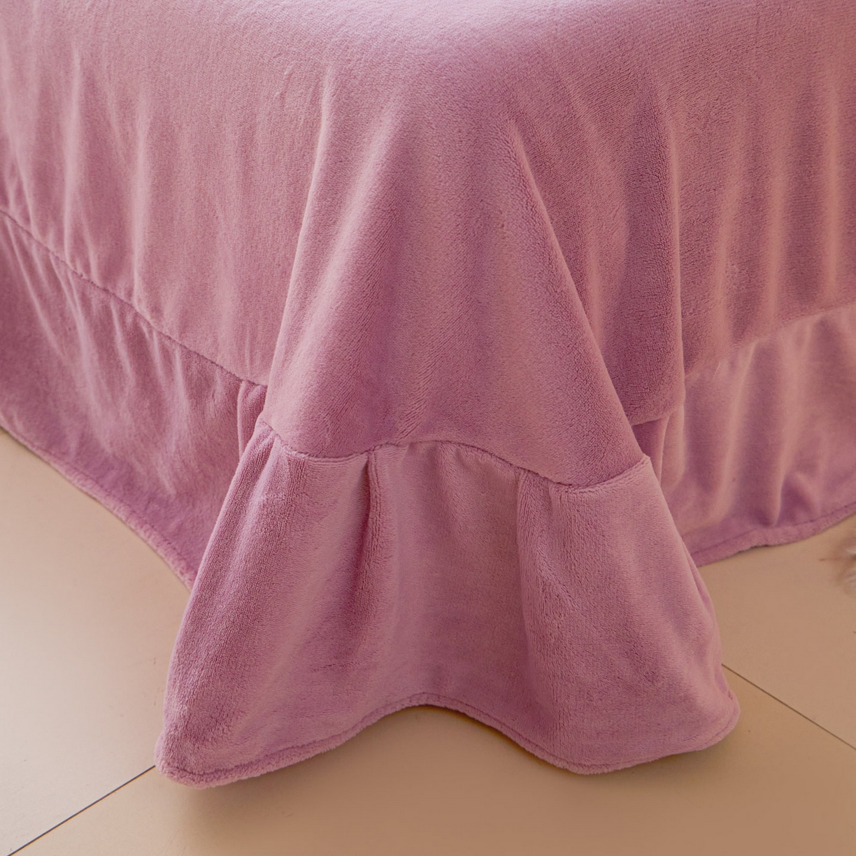 91家纺网 家纺一手货源 找家纺 鑫琪莱家纺 2025新款高克重牛奶绒双拼四件套 银鱼白丁香紫