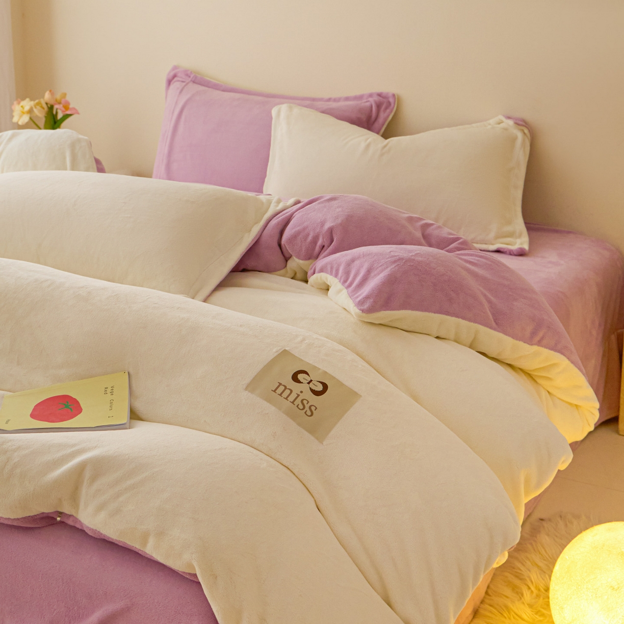 91家纺网 家纺一手货源 找家纺 鑫琪莱家纺 2025新款高克重牛奶绒双拼四件套 银鱼白丁香紫