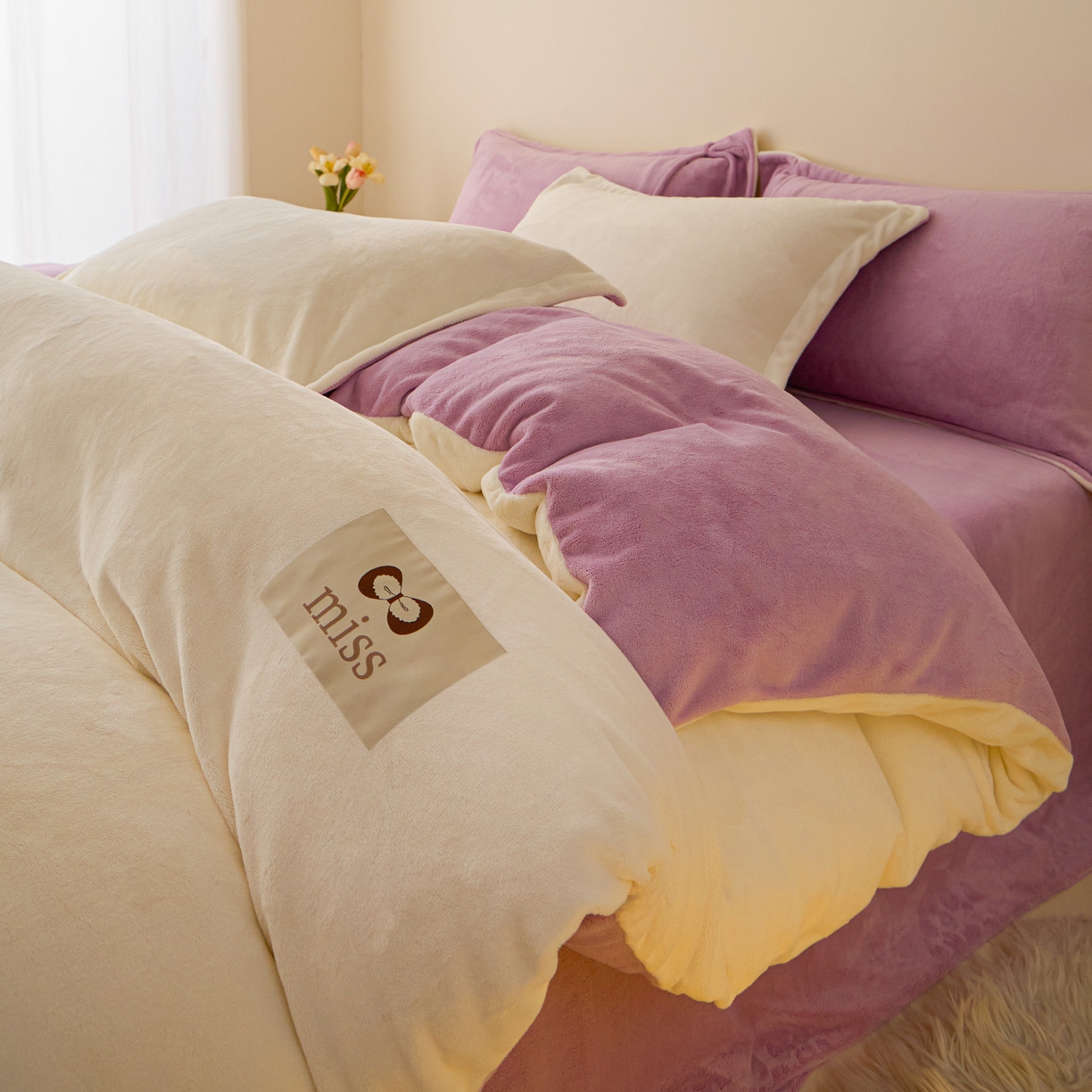 91家纺网 家纺一手货源 找家纺 鑫琪莱家纺 2025新款高克重牛奶绒双拼四件套 银鱼白丁香紫