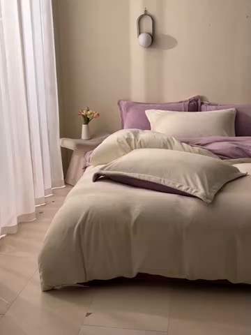 91家纺网 家纺一手货源 找家纺 鑫琪莱家纺 2025新款高克重牛奶绒双拼四件套 银鱼白丁香紫