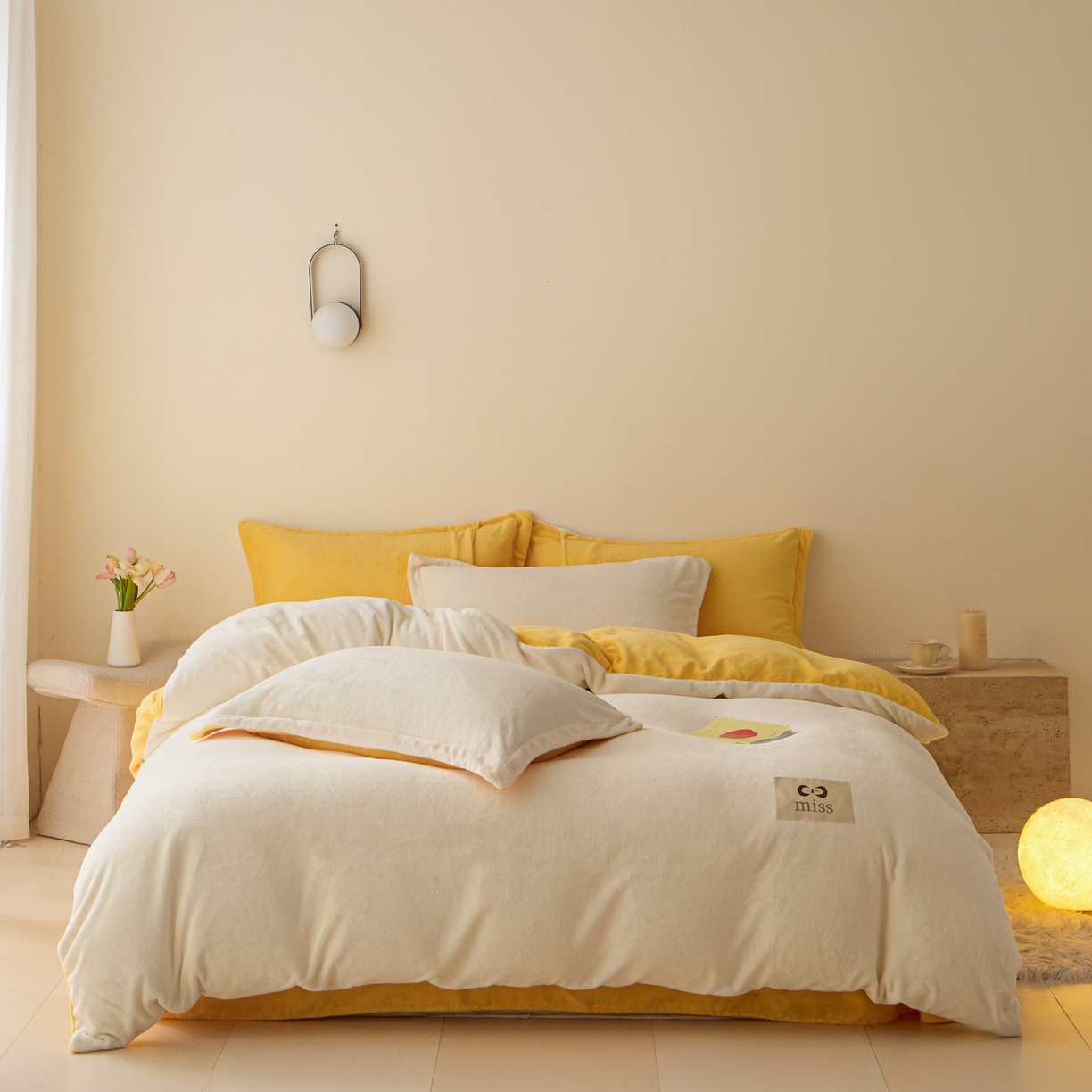 91家纺网 家纺一手货源 找家纺 鑫琪莱家纺 2025新款高克重牛奶绒双拼四件套 银鱼白柠檬黄