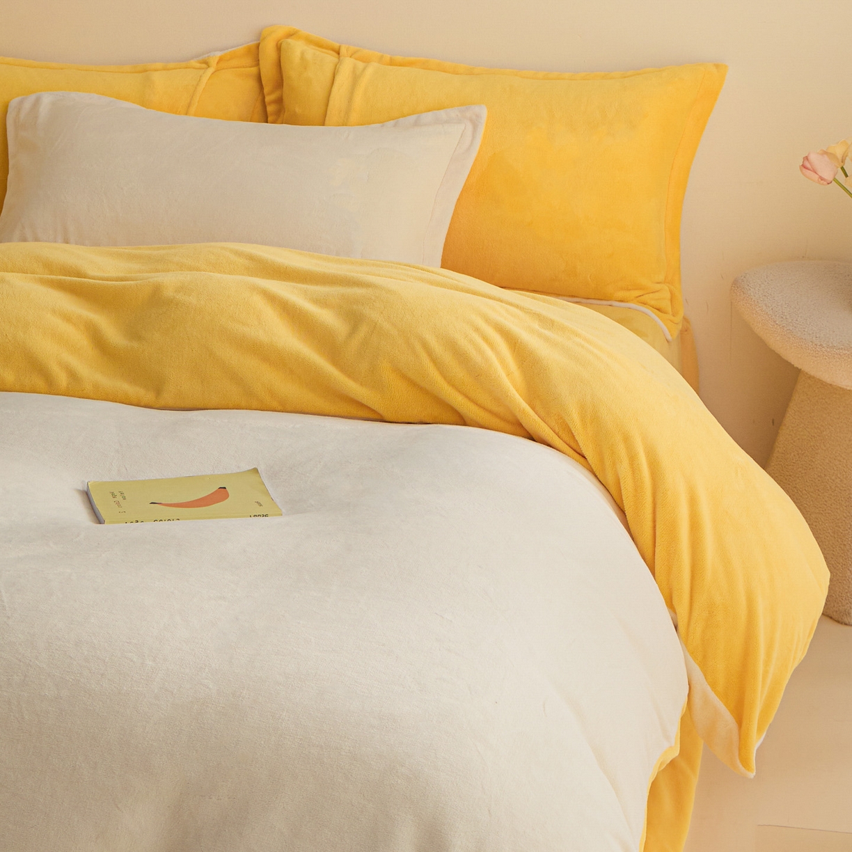 91家纺网 家纺一手货源 找家纺 鑫琪莱家纺 2025新款高克重牛奶绒双拼四件套 银鱼白柠檬黄