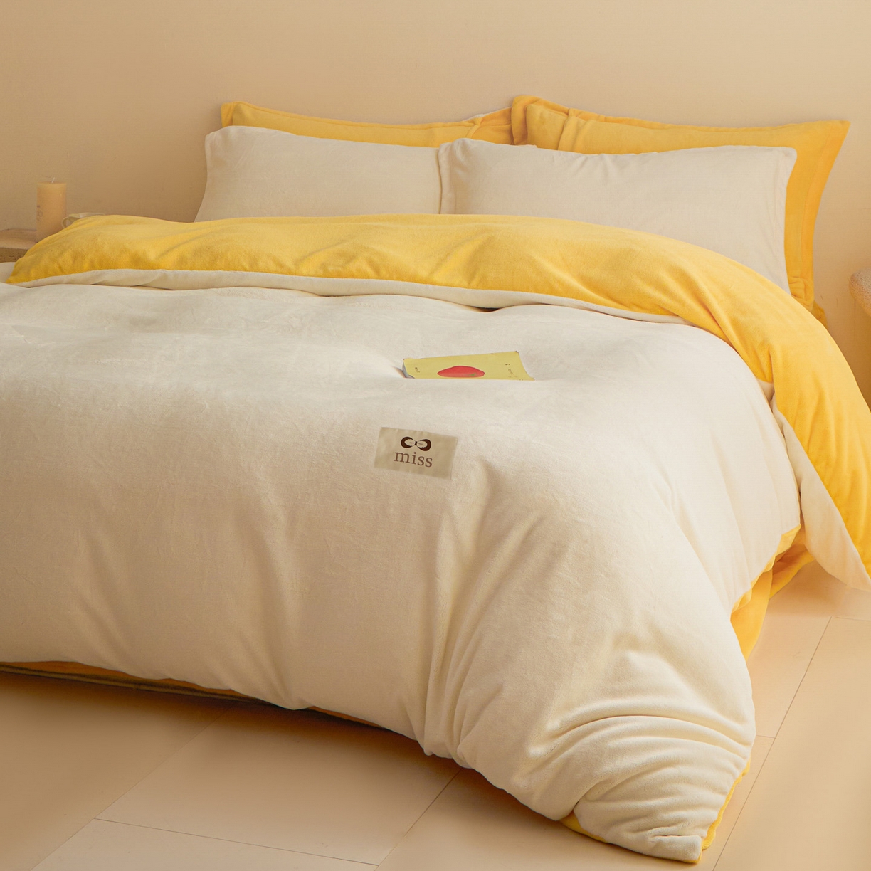 91家纺网 家纺一手货源 找家纺 鑫琪莱家纺 2025新款高克重牛奶绒双拼四件套 银鱼白柠檬黄