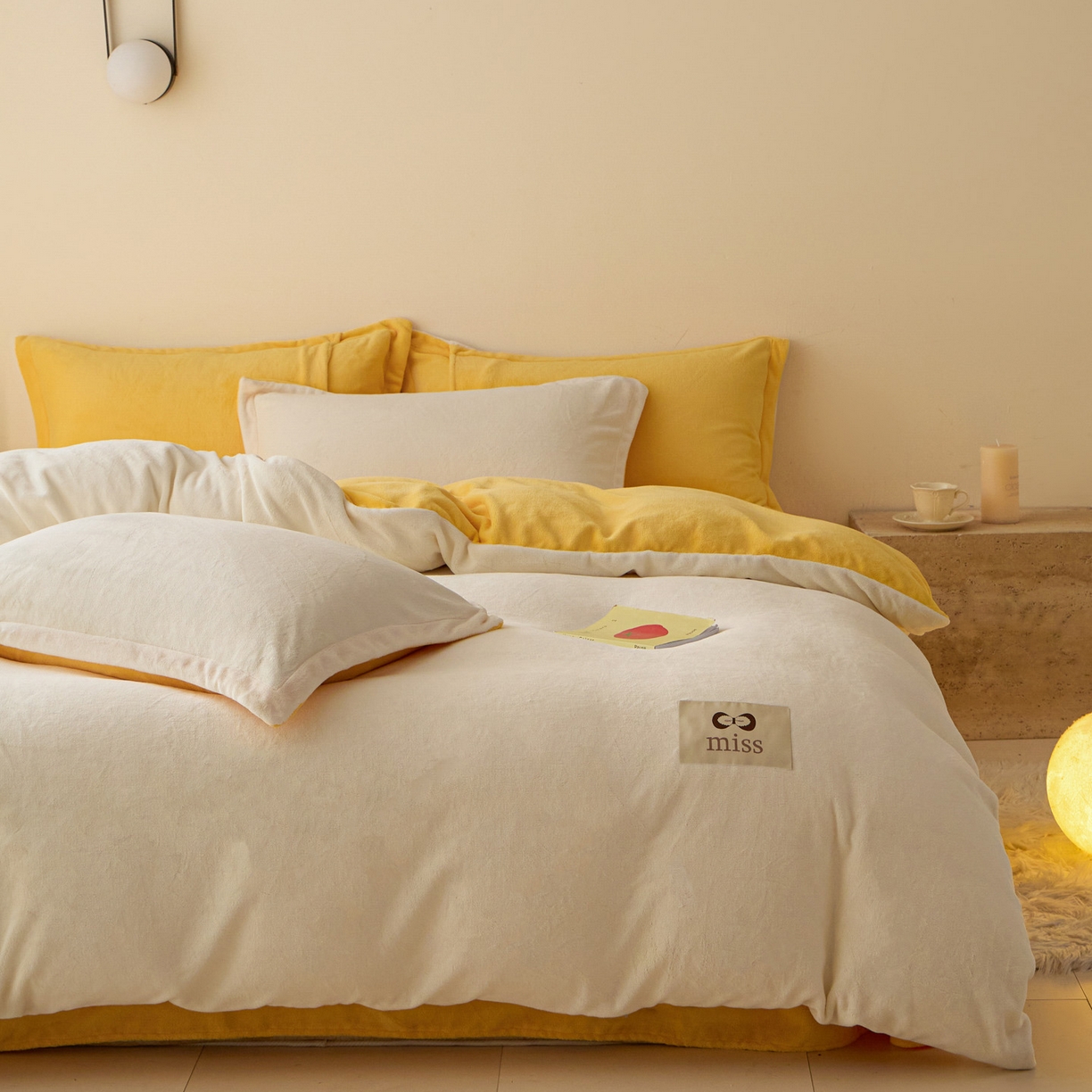 91家纺网 家纺一手货源 找家纺 鑫琪莱家纺 2025新款高克重牛奶绒双拼四件套 银鱼白柠檬黄