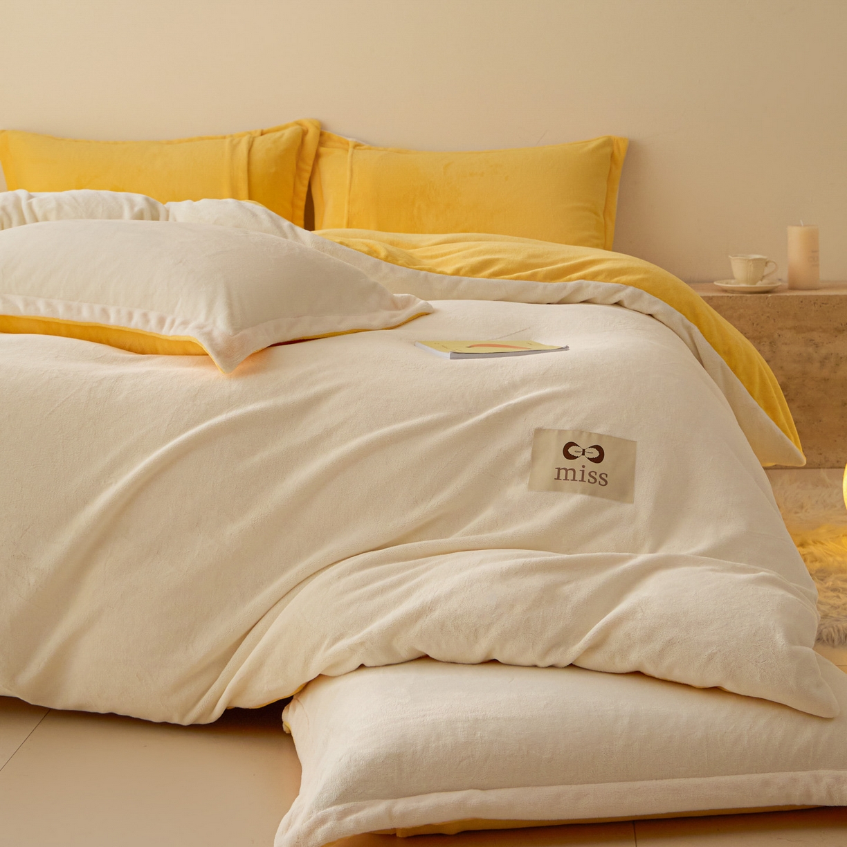 91家纺网 家纺一手货源 找家纺 鑫琪莱家纺 2025新款高克重牛奶绒双拼四件套 银鱼白柠檬黄