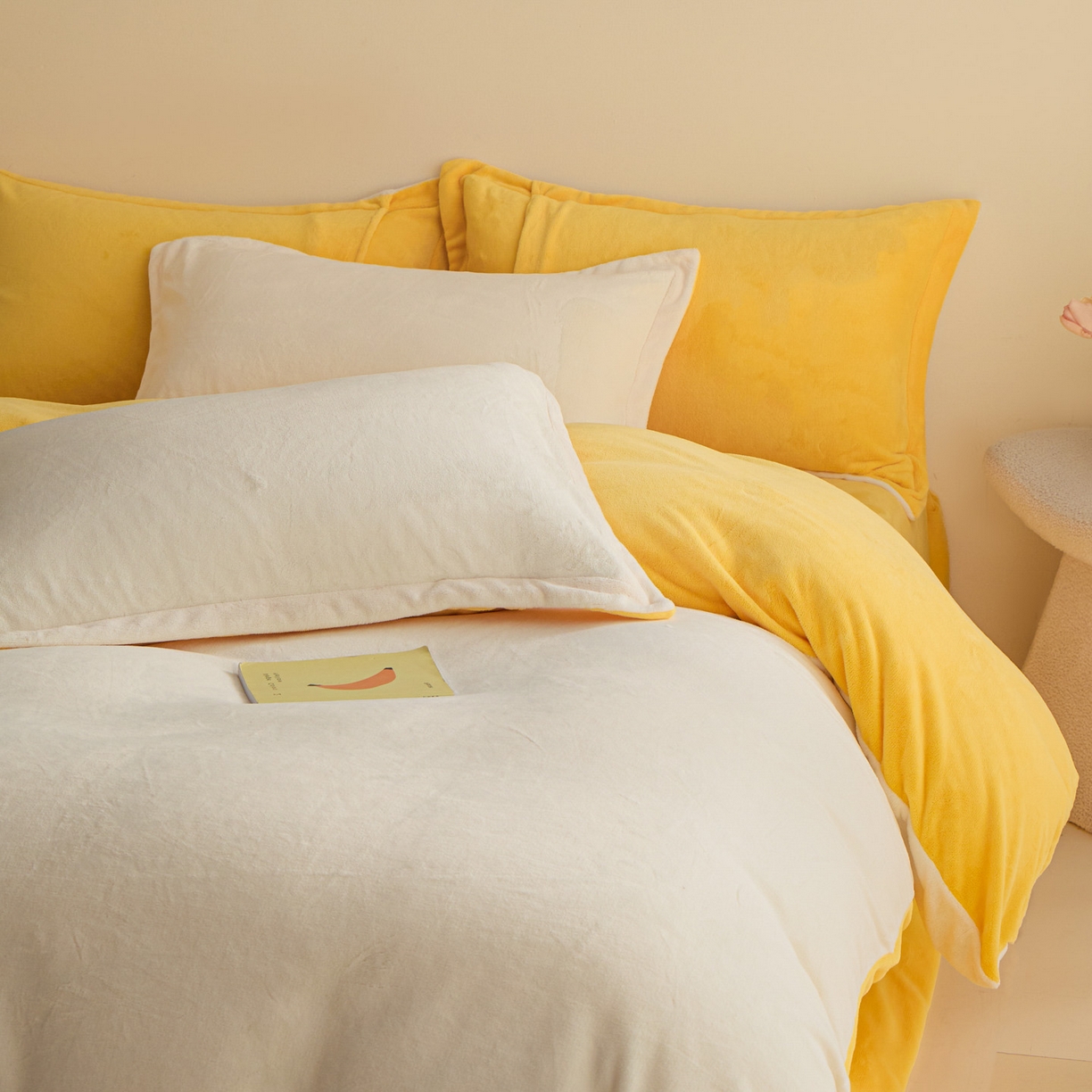 91家纺网 家纺一手货源 找家纺 鑫琪莱家纺 2025新款高克重牛奶绒双拼四件套 银鱼白柠檬黄