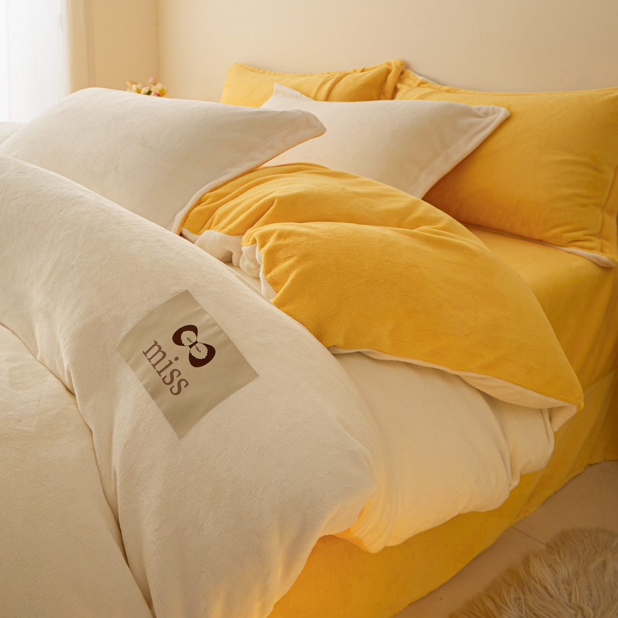 91家纺网 家纺一手货源 找家纺 鑫琪莱家纺 2025新款高克重牛奶绒双拼四件套 银鱼白柠檬黄