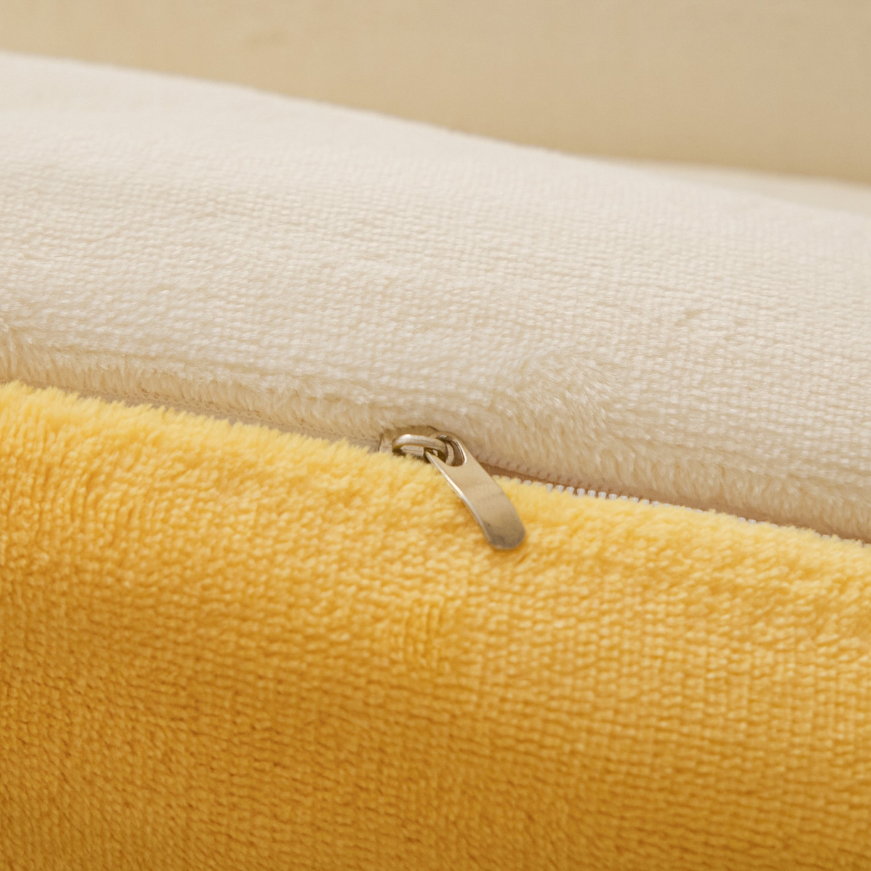 91家纺网 家纺一手货源 找家纺 鑫琪莱家纺 2025新款高克重牛奶绒双拼四件套 银鱼白柠檬黄