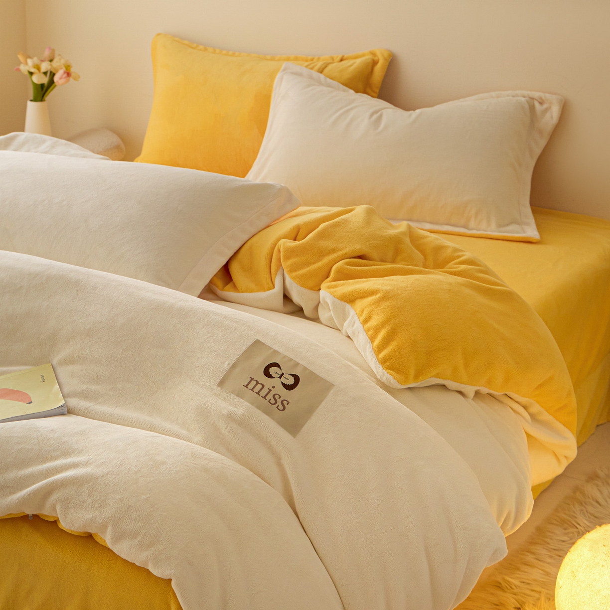 91家纺网 家纺一手货源 找家纺 鑫琪莱家纺 2025新款高克重牛奶绒双拼四件套 银鱼白柠檬黄