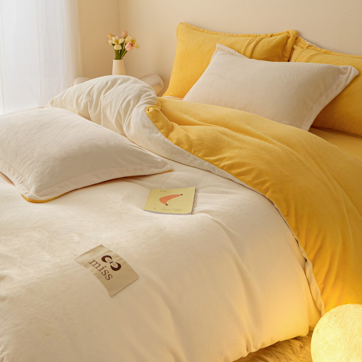91家纺网 家纺一手货源 找家纺 鑫琪莱家纺 2025新款高克重牛奶绒双拼四件套 银鱼白柠檬黄