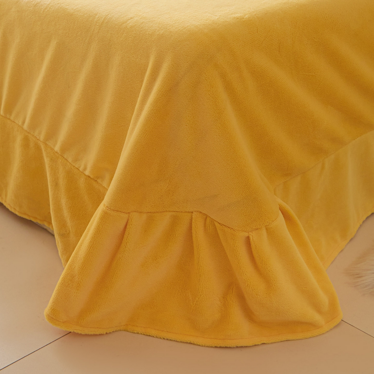 91家纺网 家纺一手货源 找家纺 鑫琪莱家纺 2025新款高克重牛奶绒双拼四件套 银鱼白柠檬黄