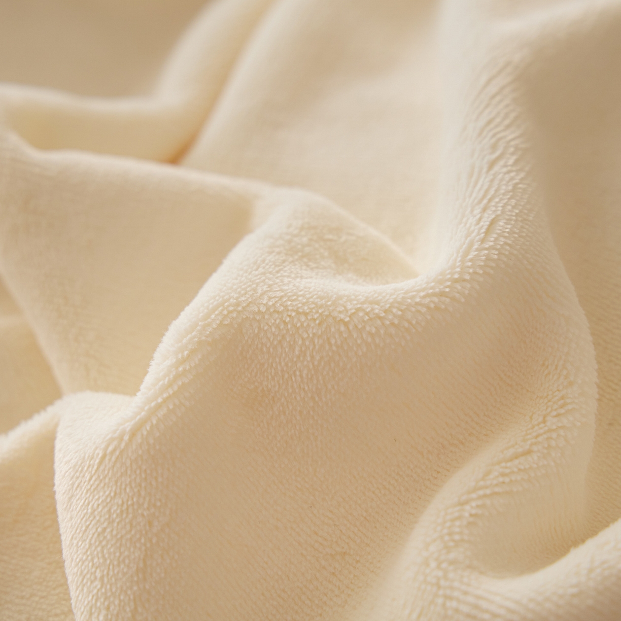 91家纺网 家纺一手货源 找家纺 鑫琪莱家纺 2025新款高克重牛奶绒双拼四件套 银鱼白柠檬黄