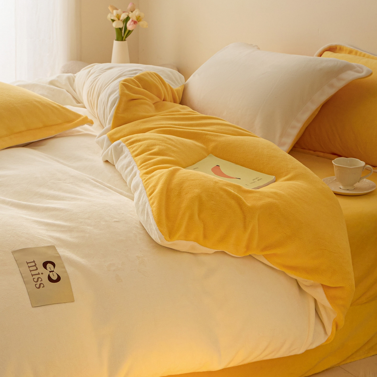 91家纺网 家纺一手货源 找家纺 鑫琪莱家纺 2025新款高克重牛奶绒双拼四件套 银鱼白柠檬黄