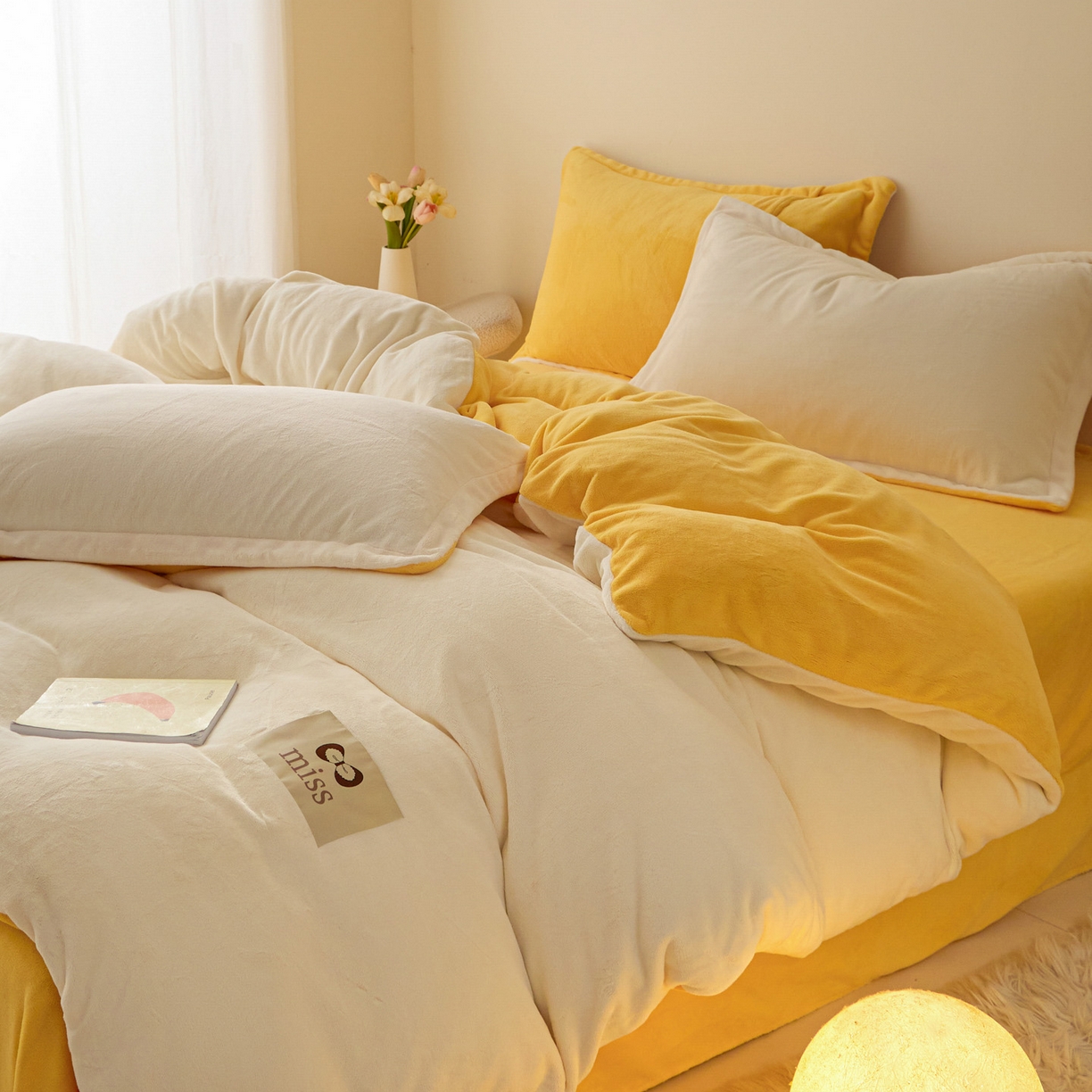 91家纺网 家纺一手货源 找家纺 鑫琪莱家纺 2025新款高克重牛奶绒双拼四件套 银鱼白柠檬黄