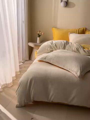 91家纺网 家纺一手货源 找家纺 鑫琪莱家纺 2025新款高克重牛奶绒双拼四件套 银鱼白柠檬黄