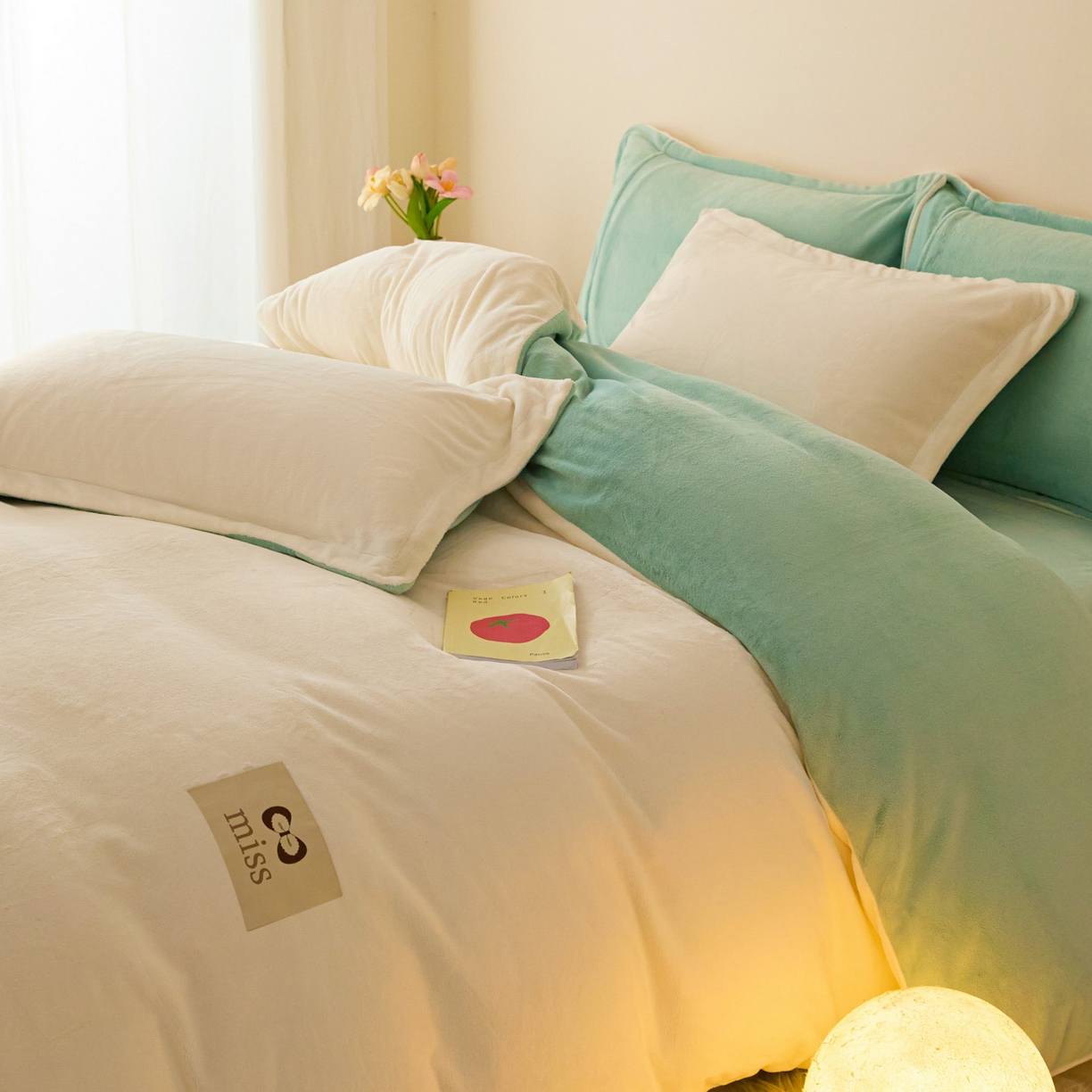 91家纺网 家纺一手货源 找家纺 鑫琪莱家纺 2025新款高克重牛奶绒双拼四件套 银鱼白嫩荷绿