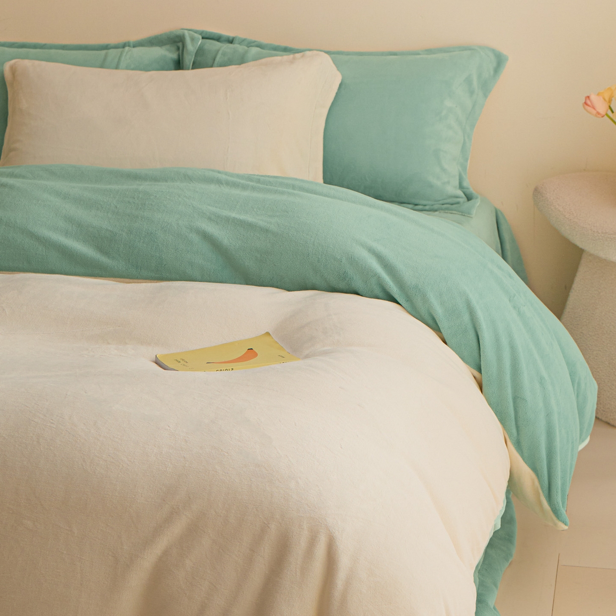 91家纺网 家纺一手货源 找家纺 鑫琪莱家纺 2025新款高克重牛奶绒双拼四件套 银鱼白嫩荷绿