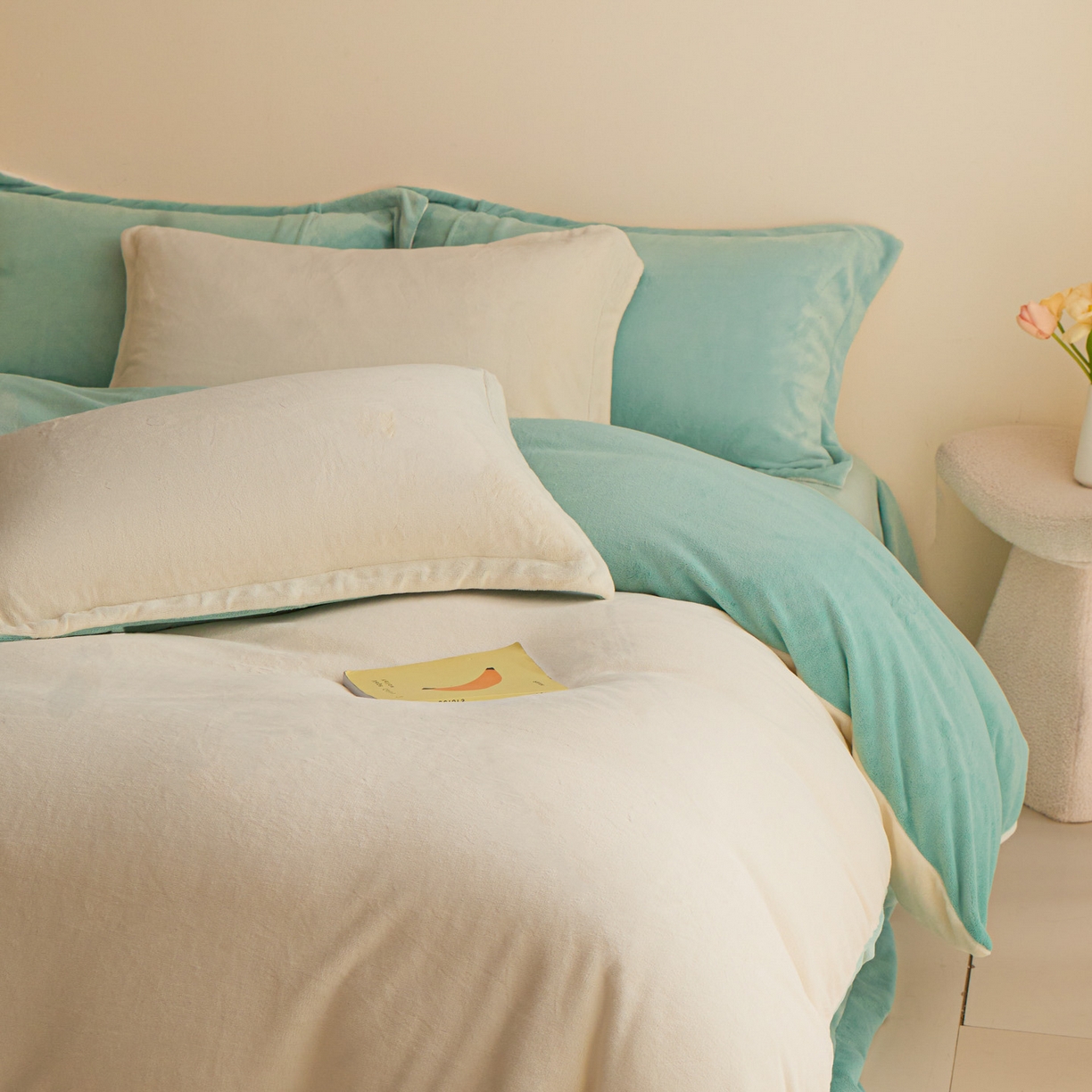 91家纺网 家纺一手货源 找家纺 鑫琪莱家纺 2025新款高克重牛奶绒双拼四件套 银鱼白嫩荷绿